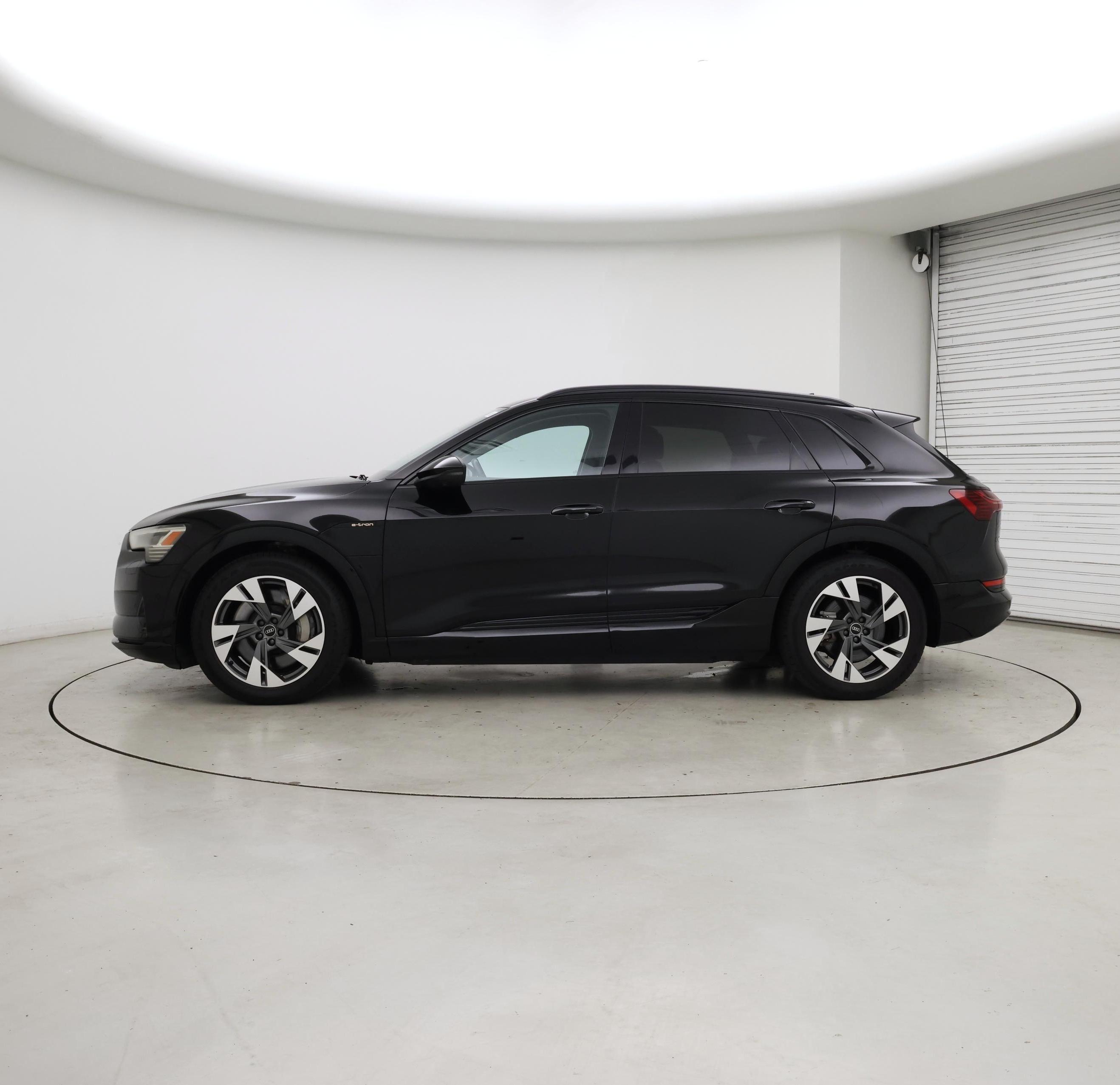 Thumbnail: 2021 Audi e-tron - 3