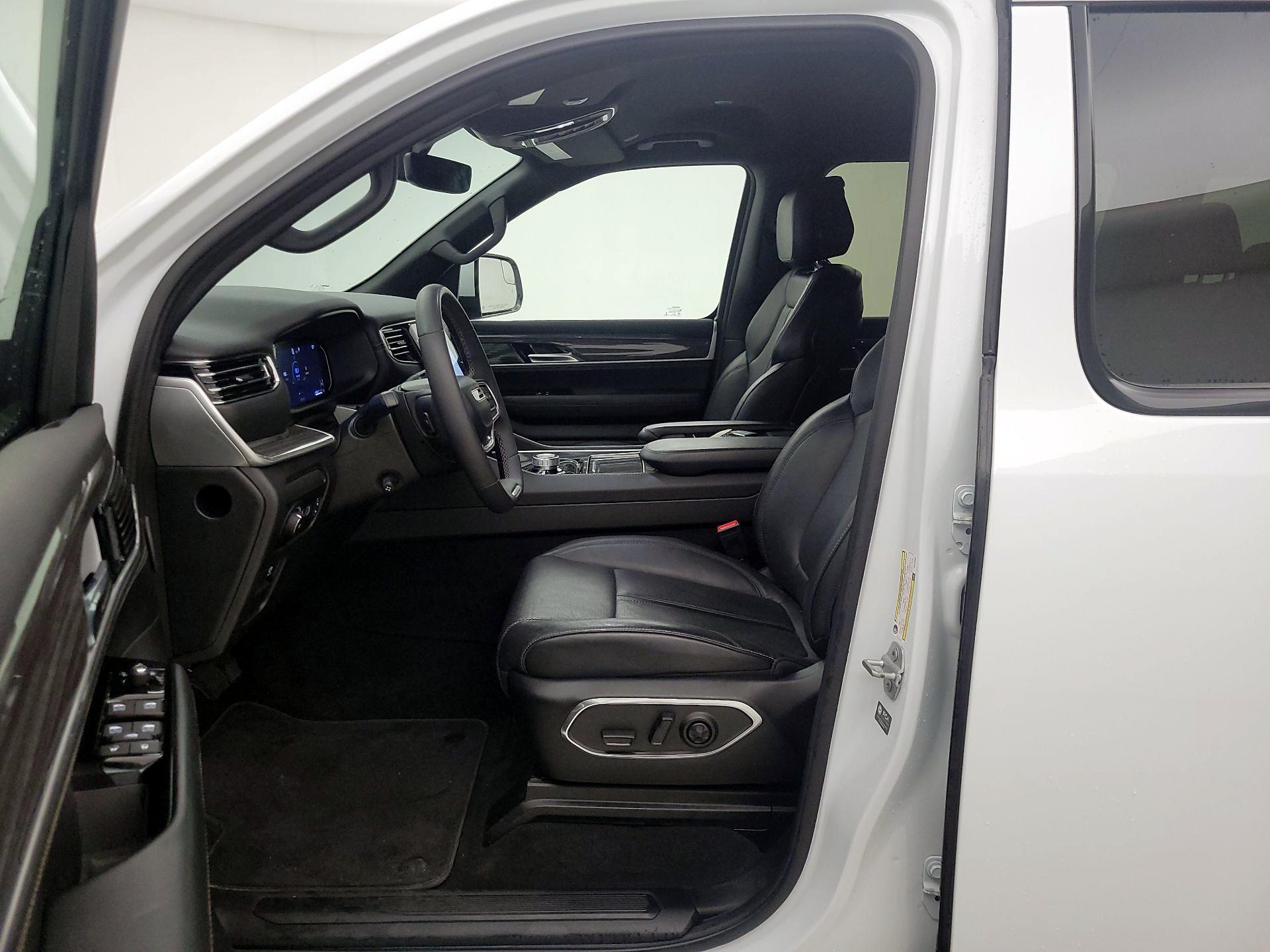 Thumbnail: 2022 Jeep Wagoneer - 11