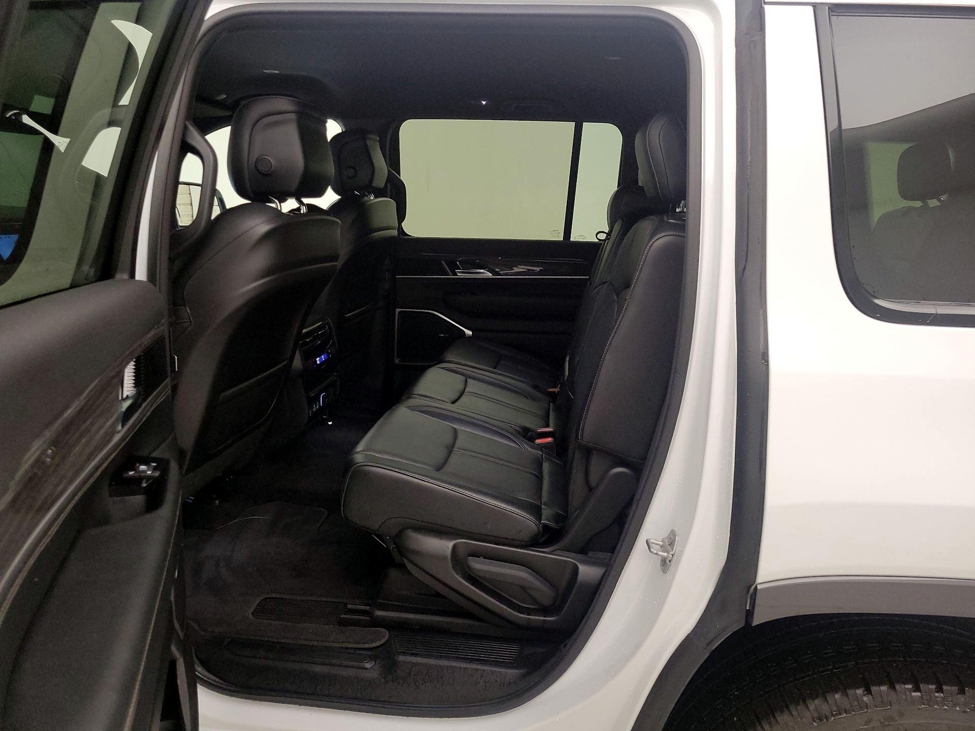 Thumbnail: 2022 Jeep Wagoneer - 20