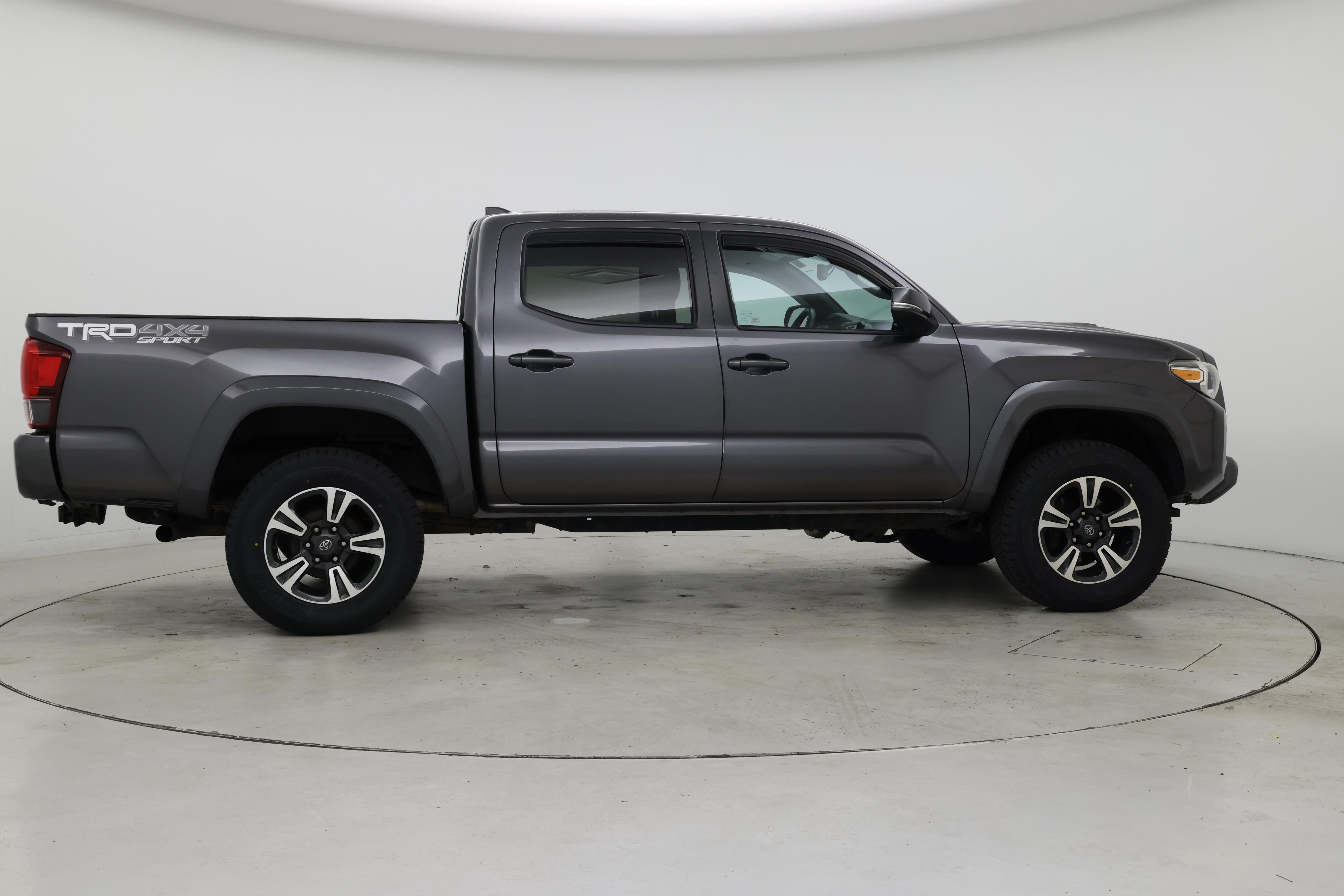 Thumbnail: 2018 Toyota Tacoma - 7