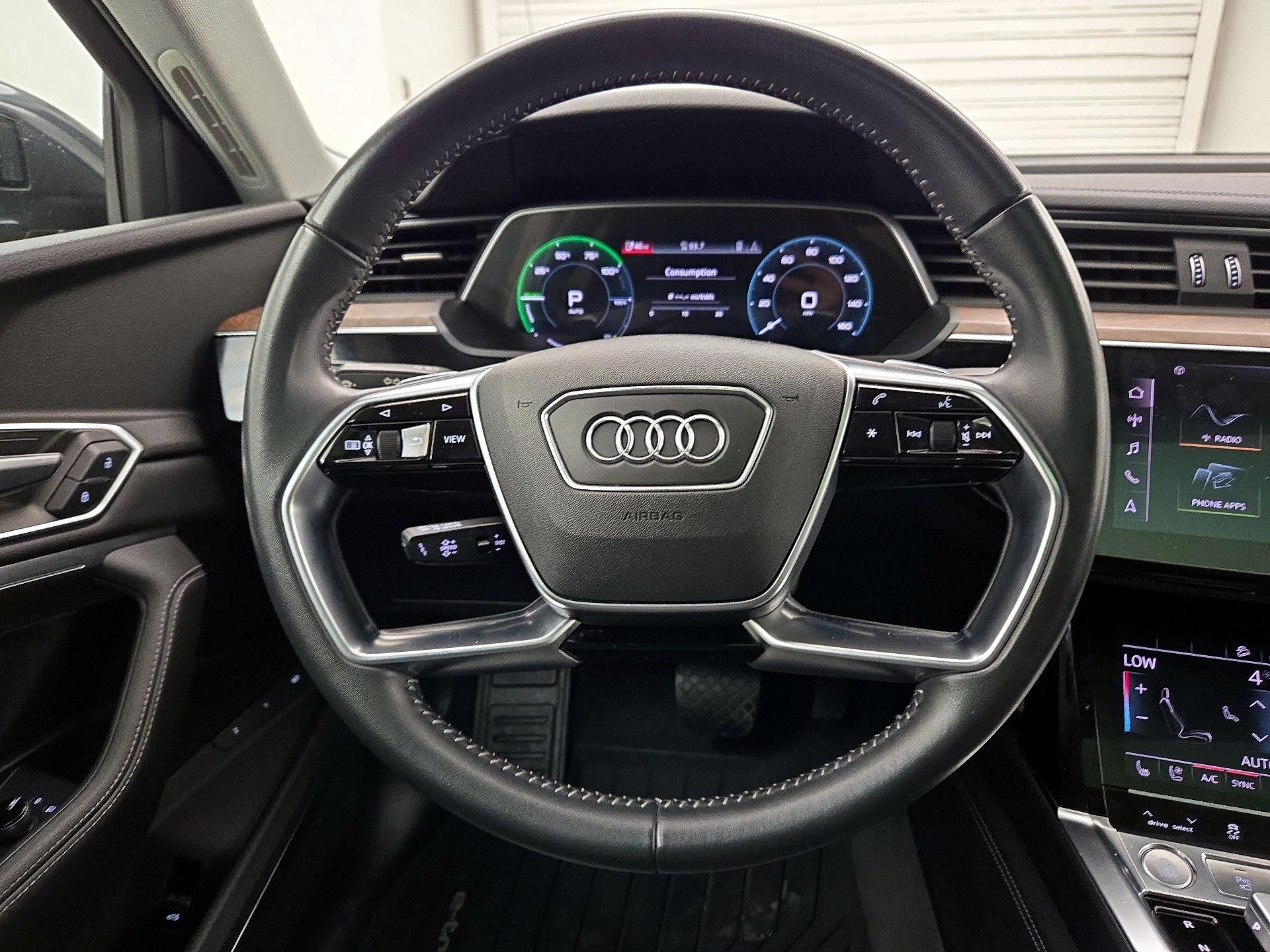 Thumbnail: 2020 Audi e-tron S - 10