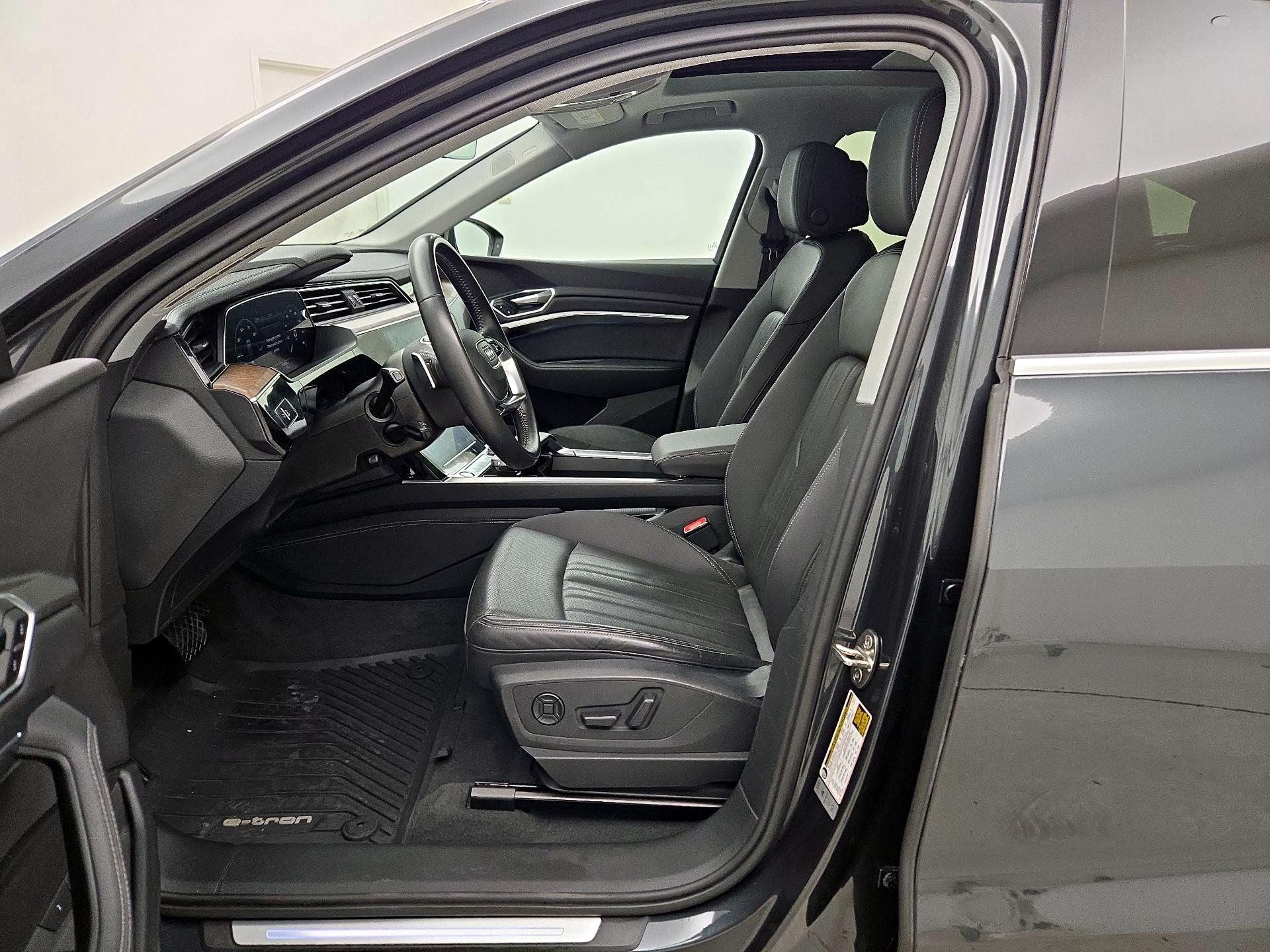 Thumbnail: 2020 Audi e-tron S - 11