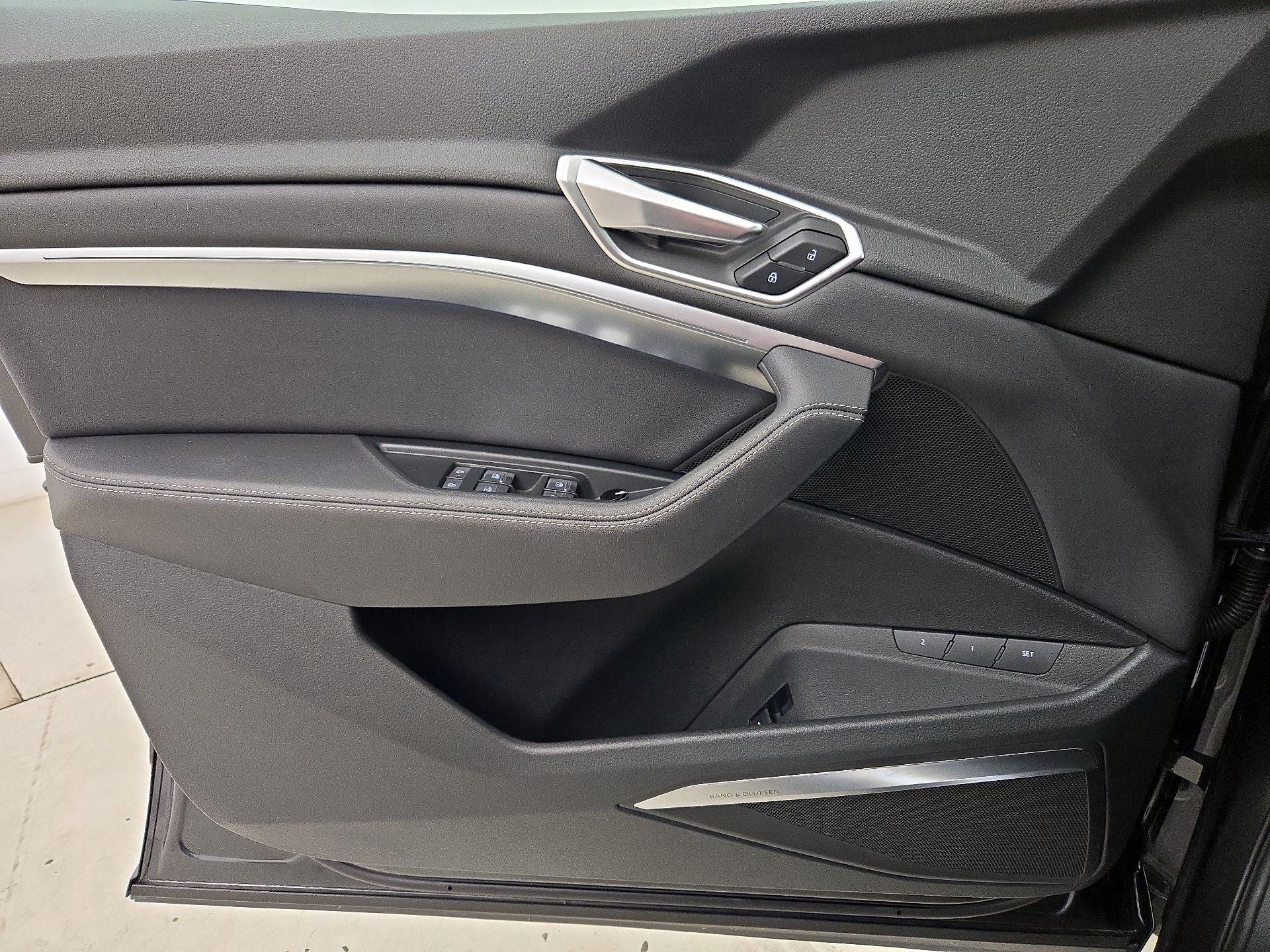 Thumbnail: 2020 Audi e-tron S - 12