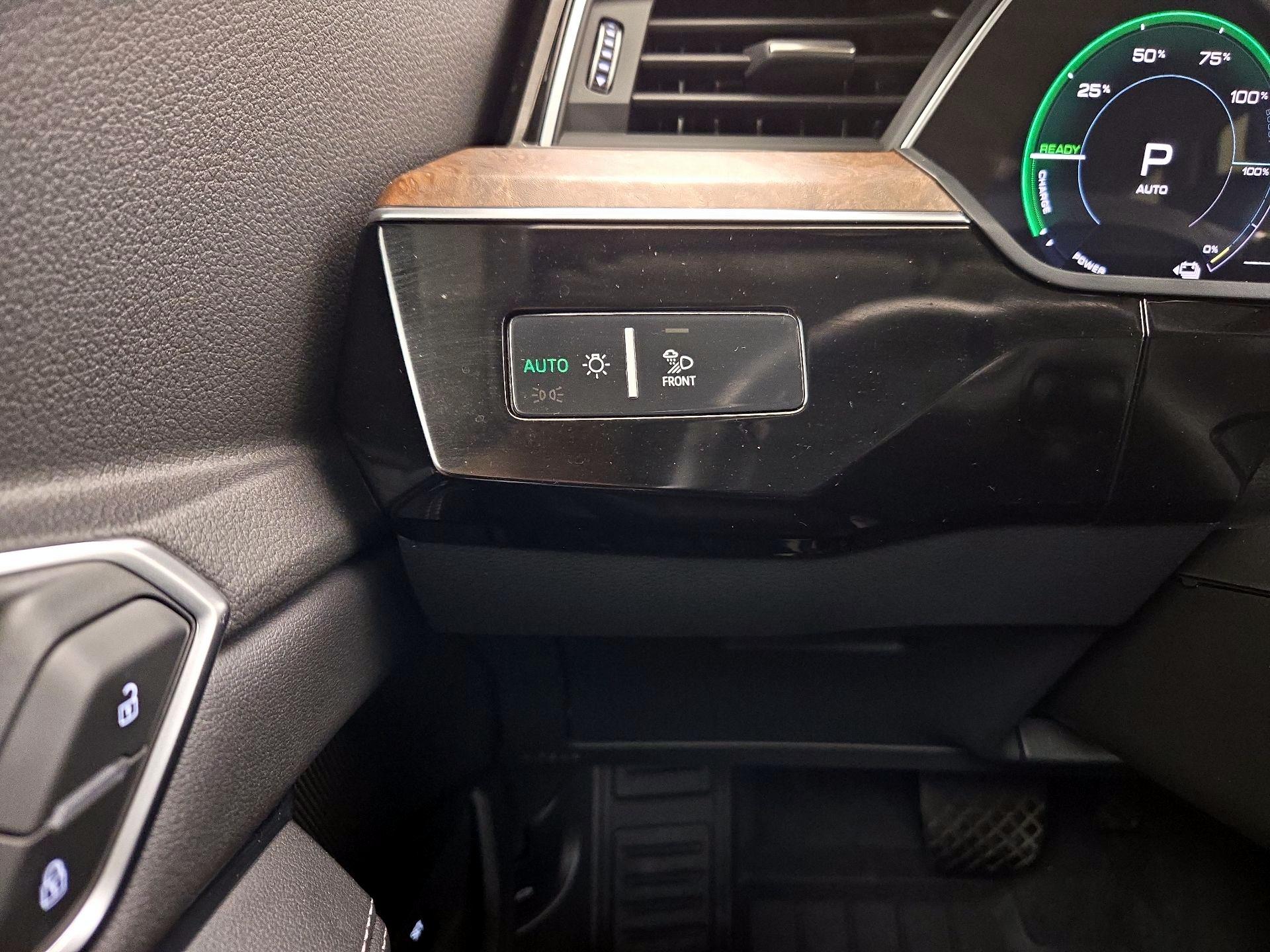 Thumbnail: 2020 Audi e-tron S - 13