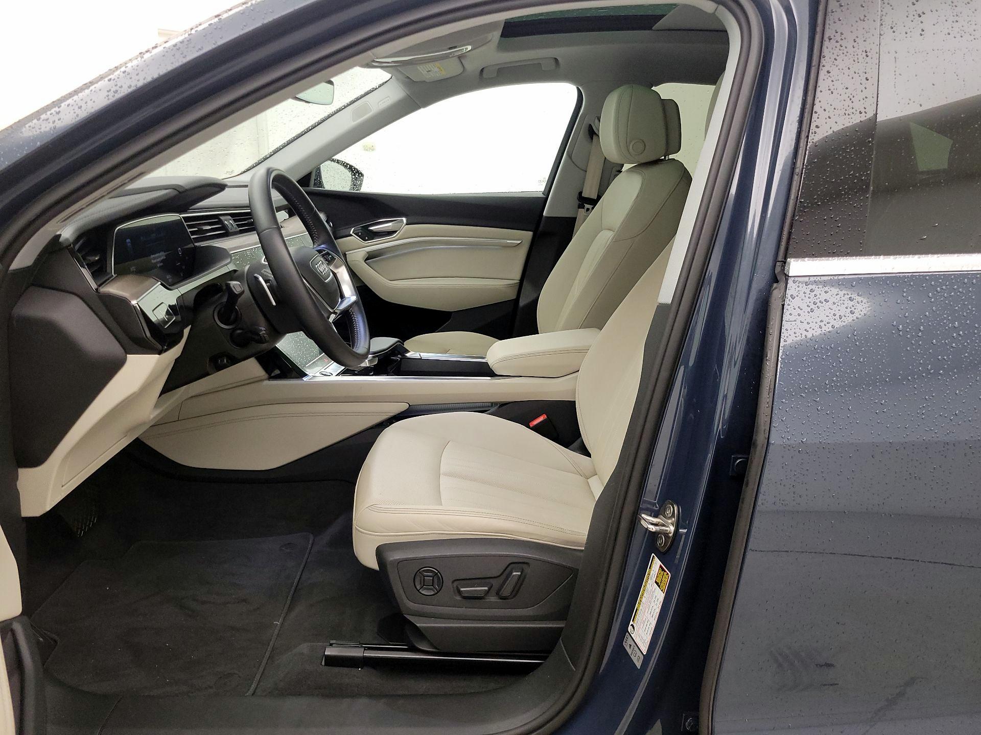 Thumbnail: 2021 Audi e-tron S - 11