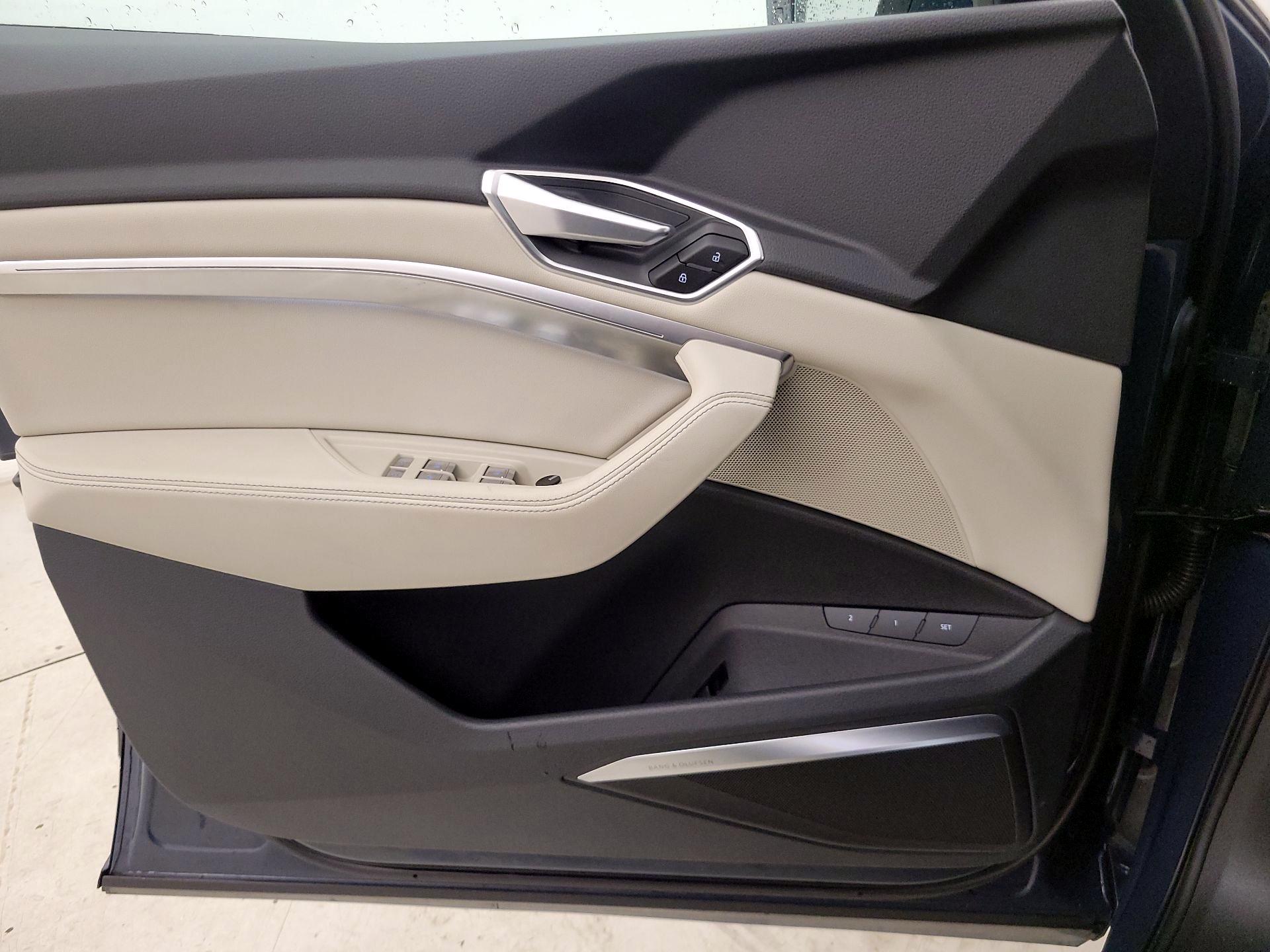 Thumbnail: 2021 Audi e-tron S - 12