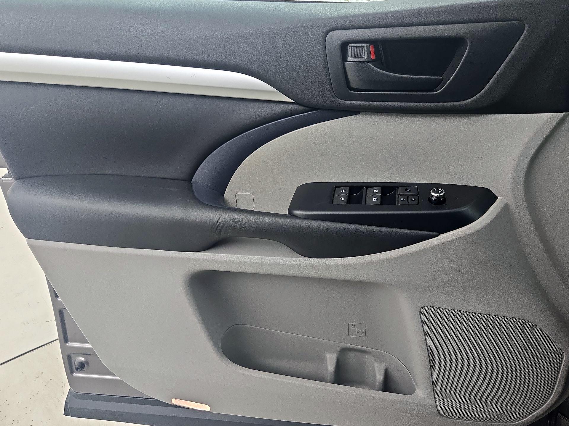 Thumbnail: 2016 Toyota Highlander - 12