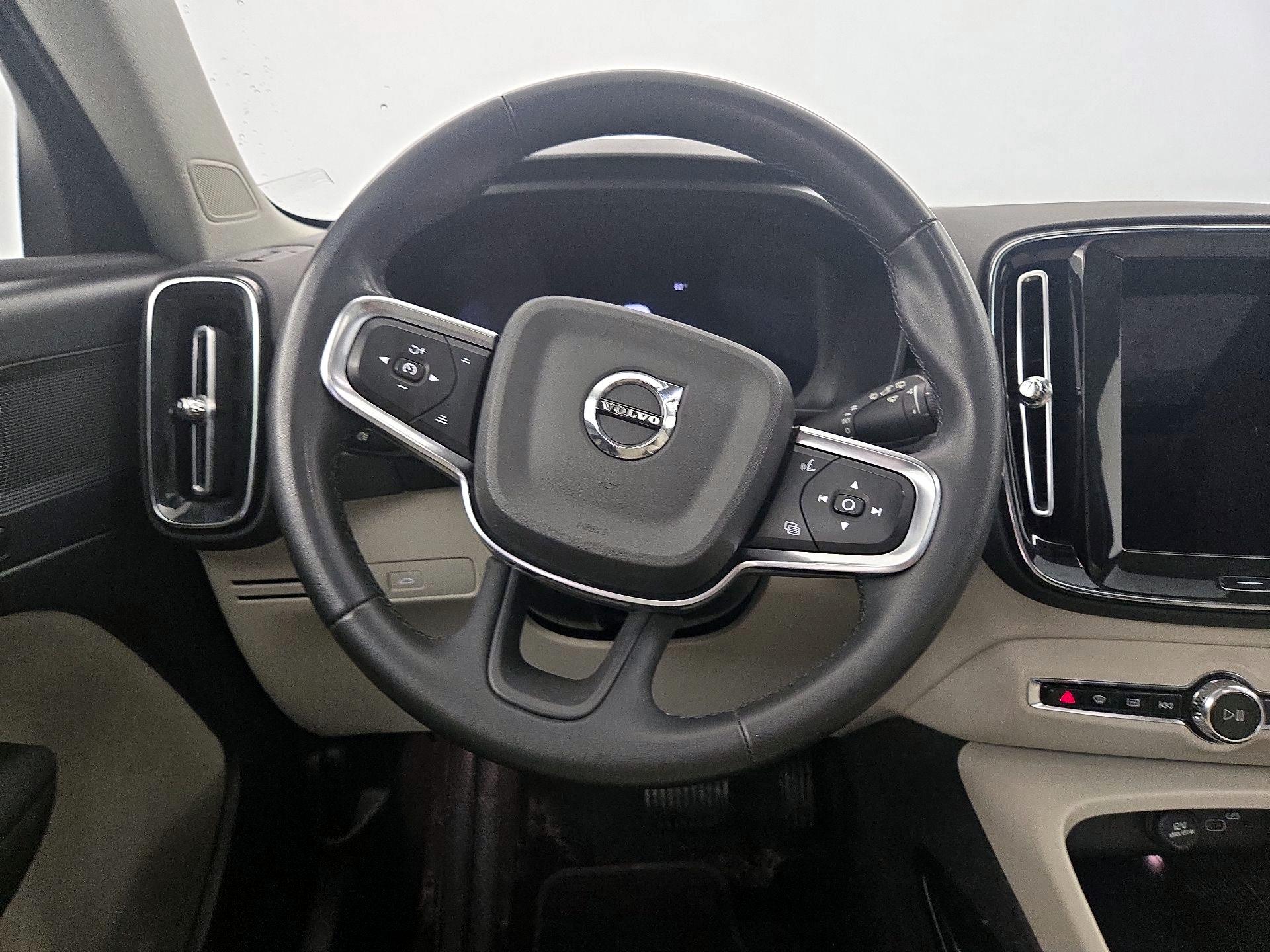 Thumbnail: 2023 Volvo XC40 - 10