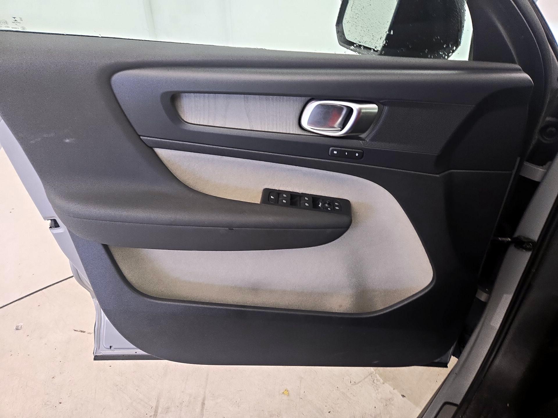 Thumbnail: 2023 Volvo XC40 - 12