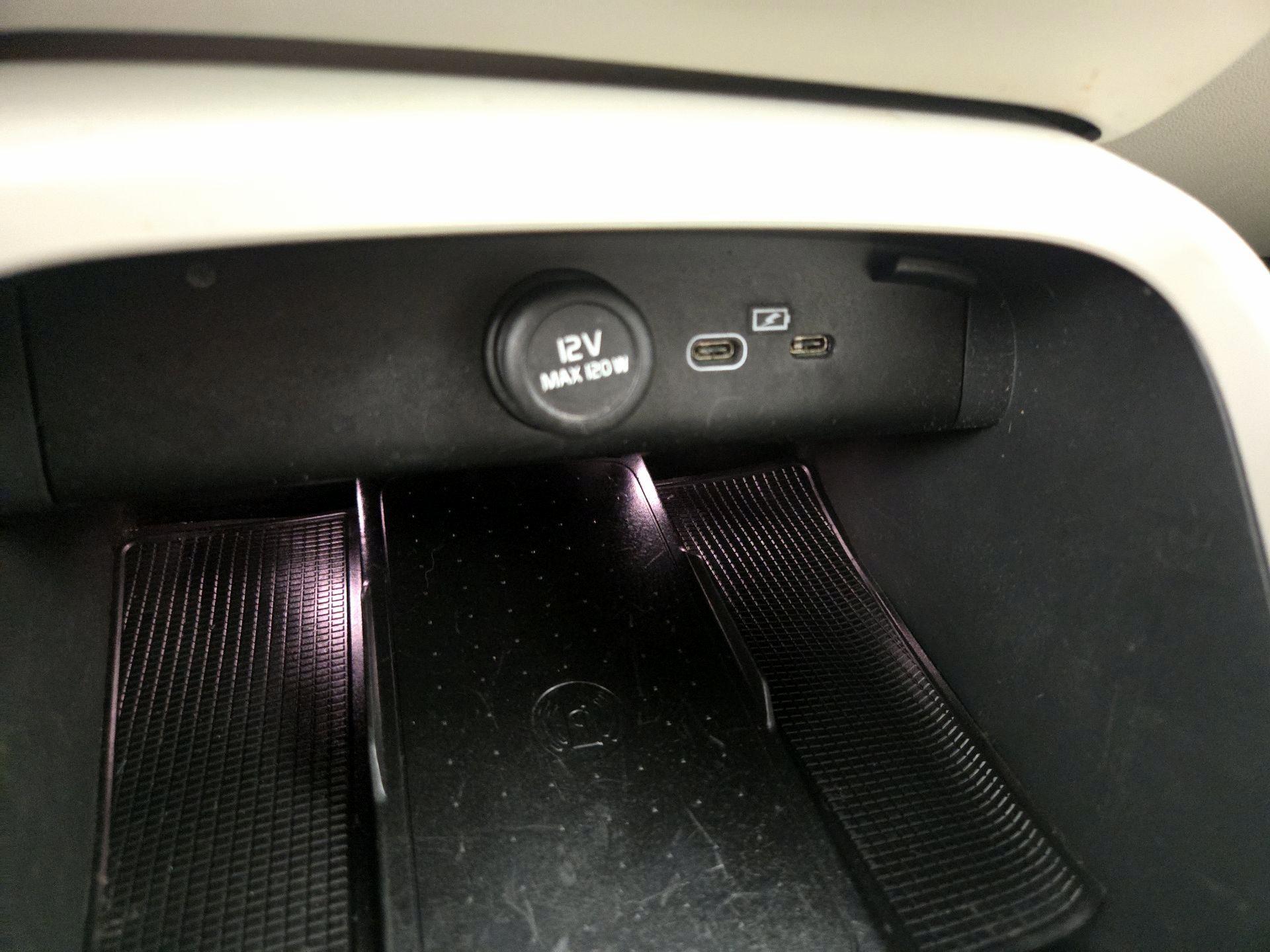 Thumbnail: 2023 Volvo XC40 - 19