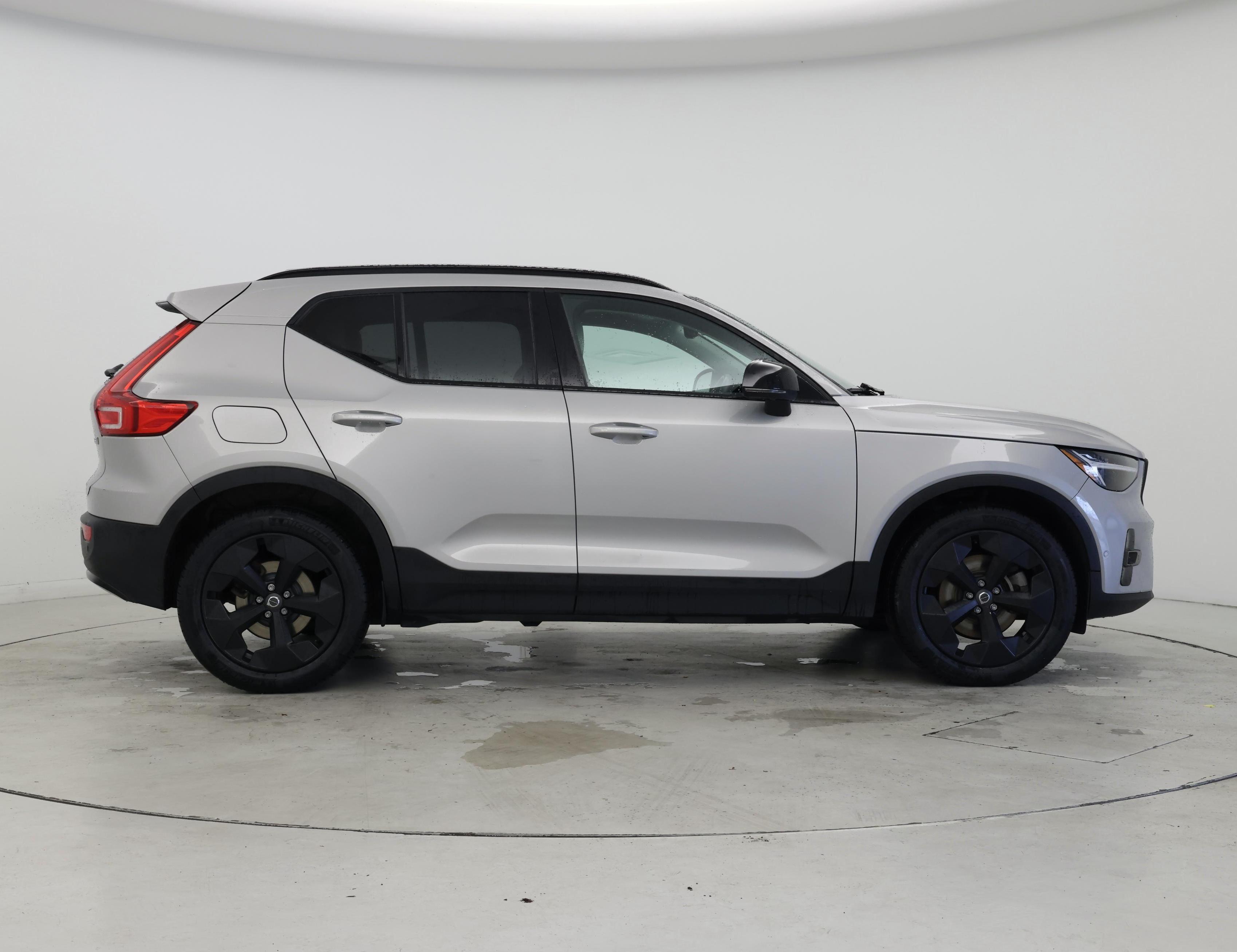 Thumbnail: 2023 Volvo XC40 - 7