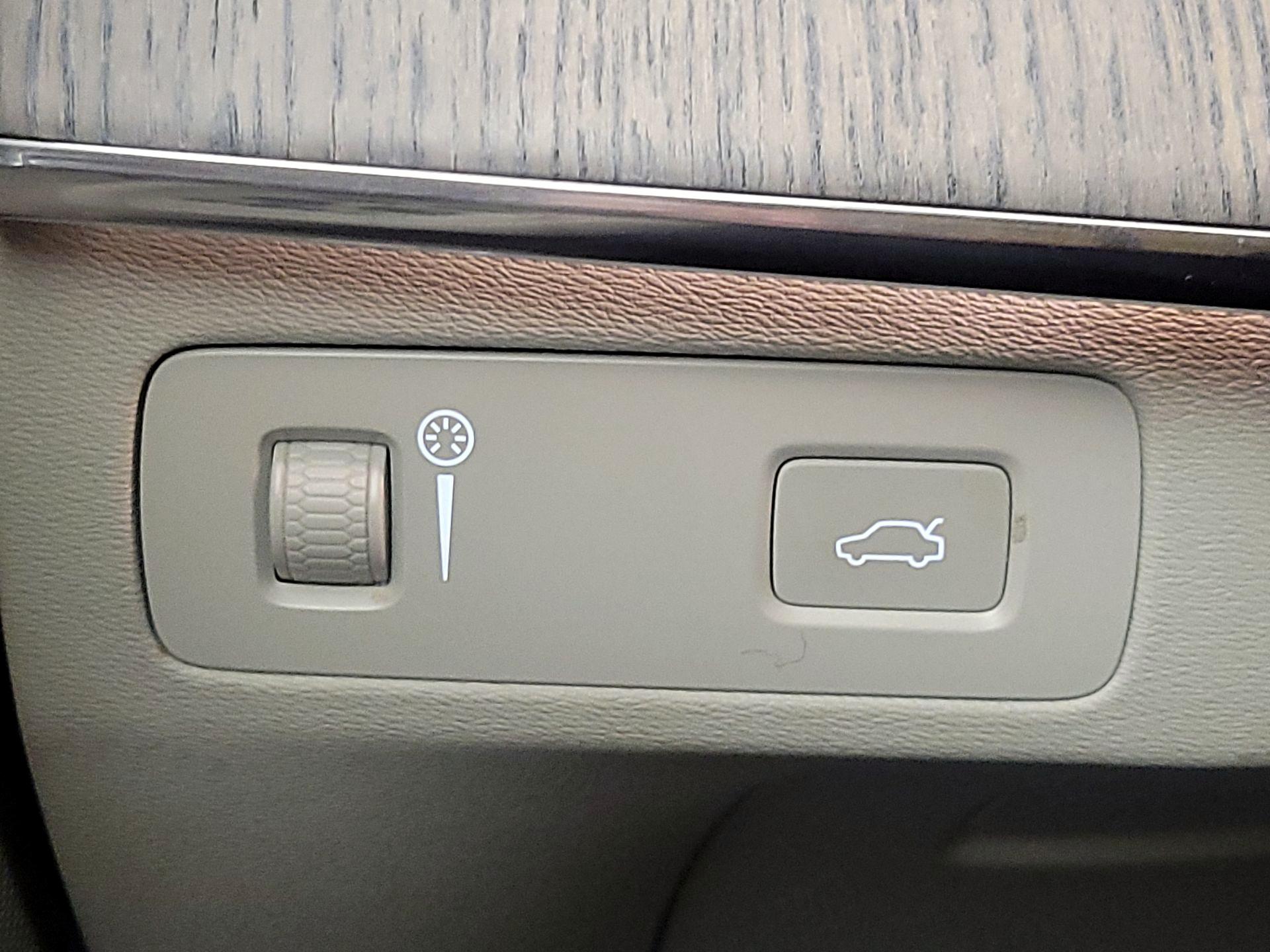 Thumbnail: 2022 Volvo XC90 - 13