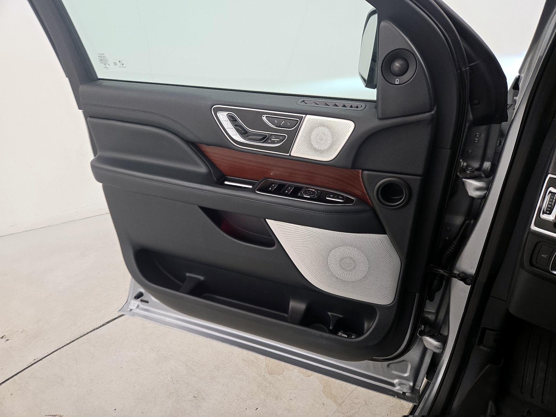 Thumbnail: 2022 Lincoln Navigator - 12