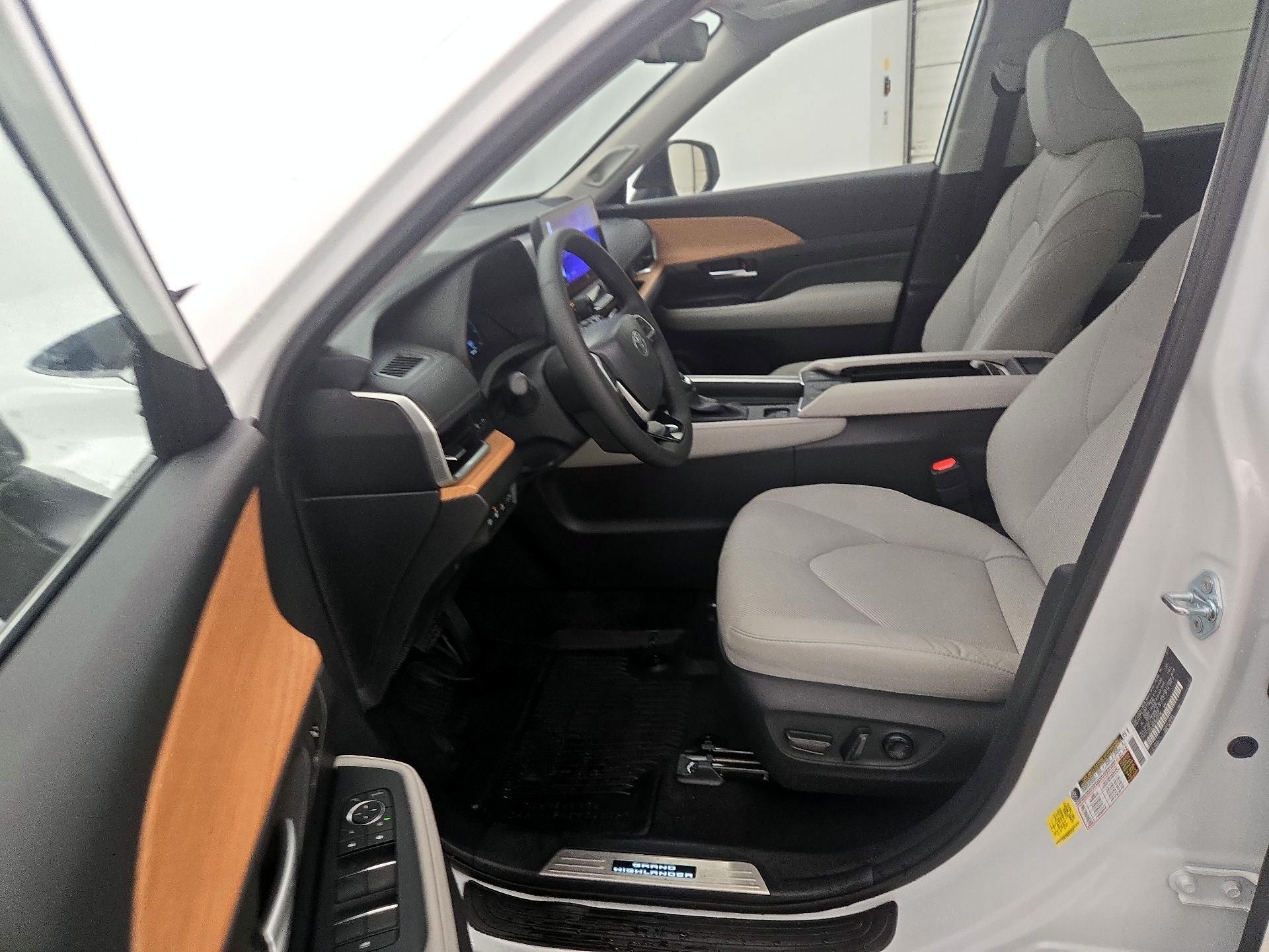 Thumbnail: 2024 Toyota Highlander - 11