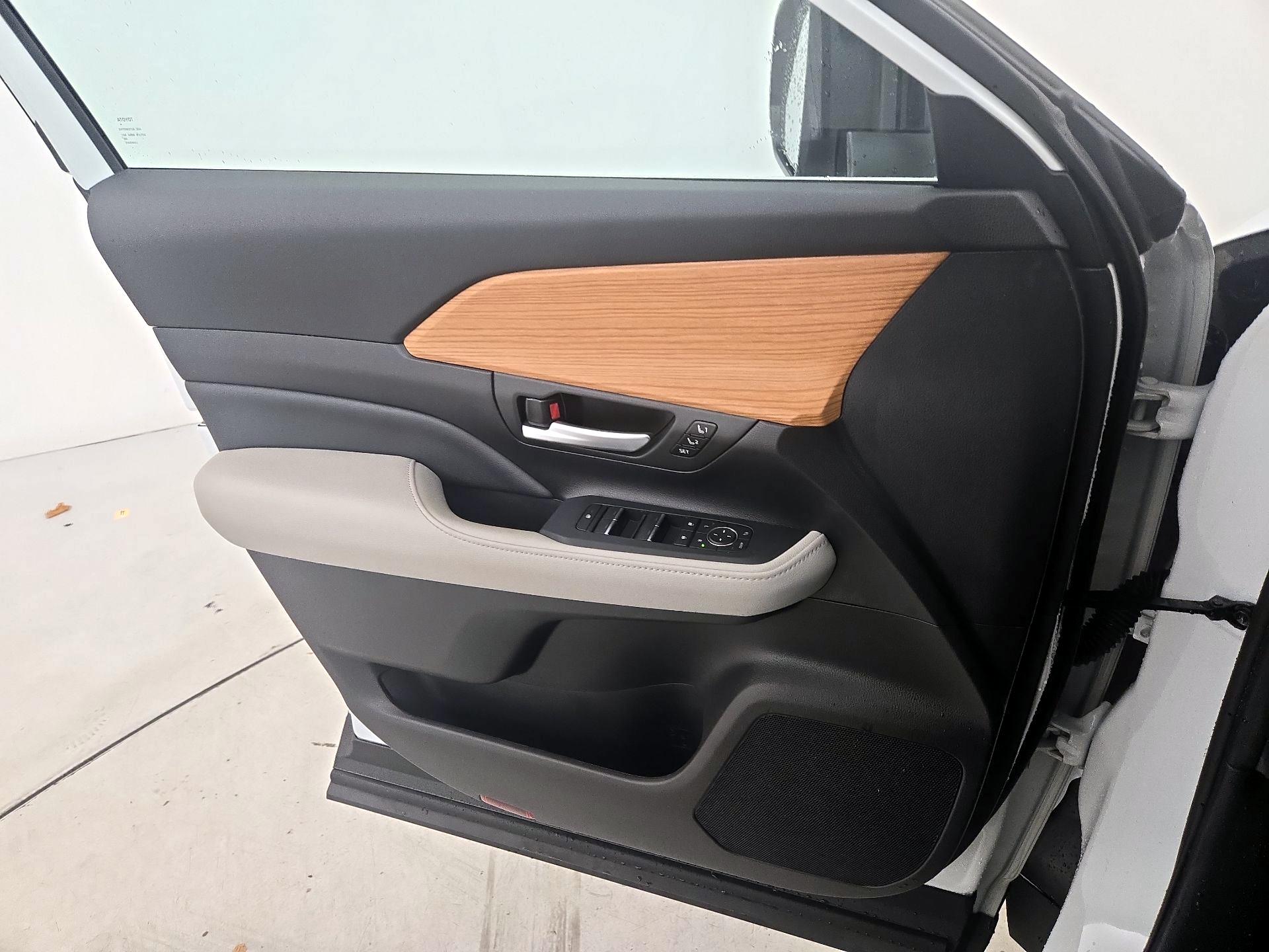 Thumbnail: 2024 Toyota Highlander - 12