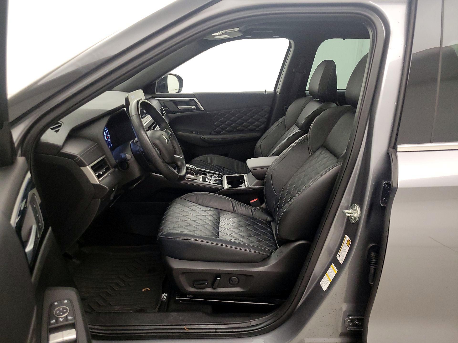 Thumbnail: 2023 Mitsubishi Outlander - 11