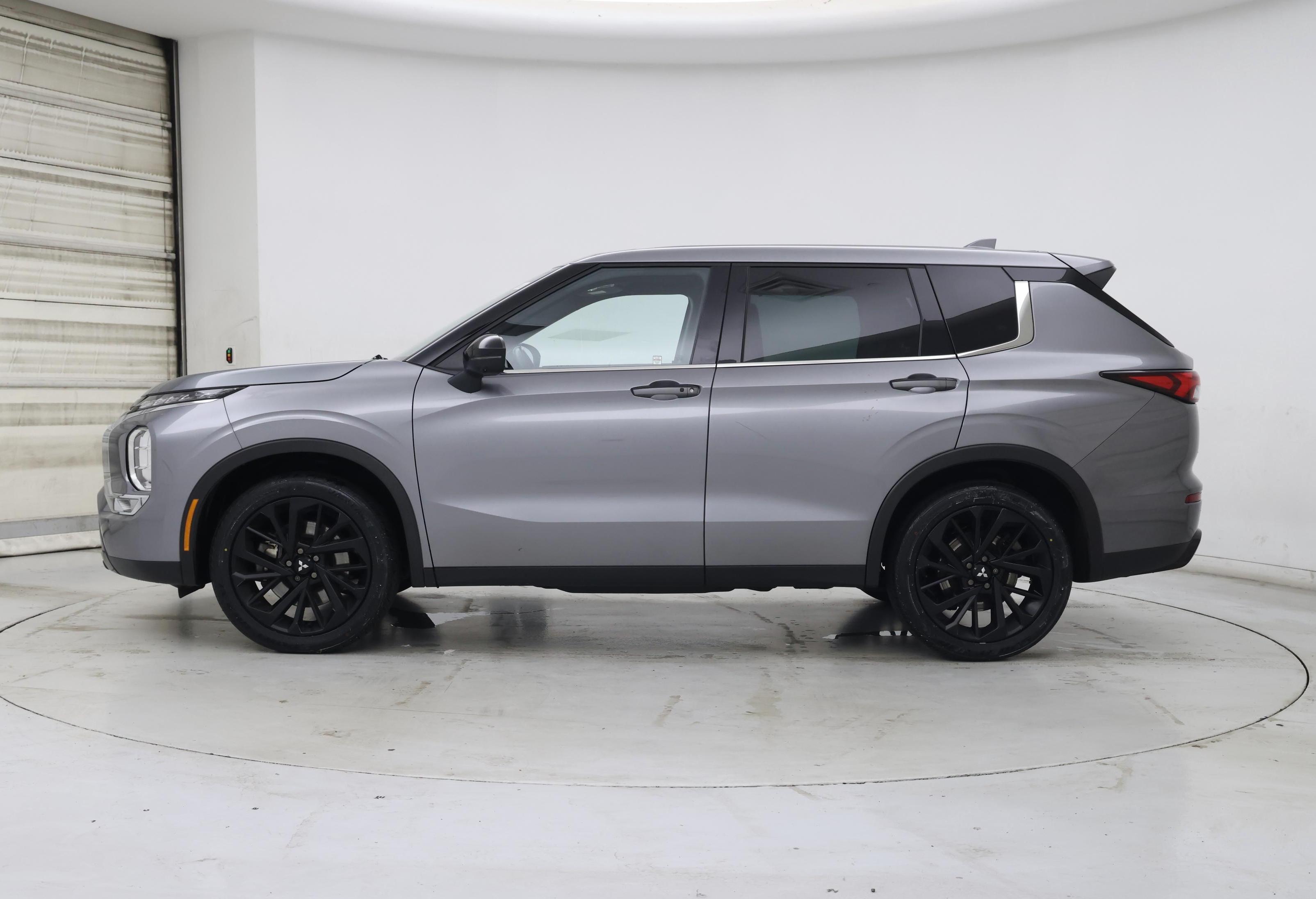 Thumbnail: 2023 Mitsubishi Outlander - 3