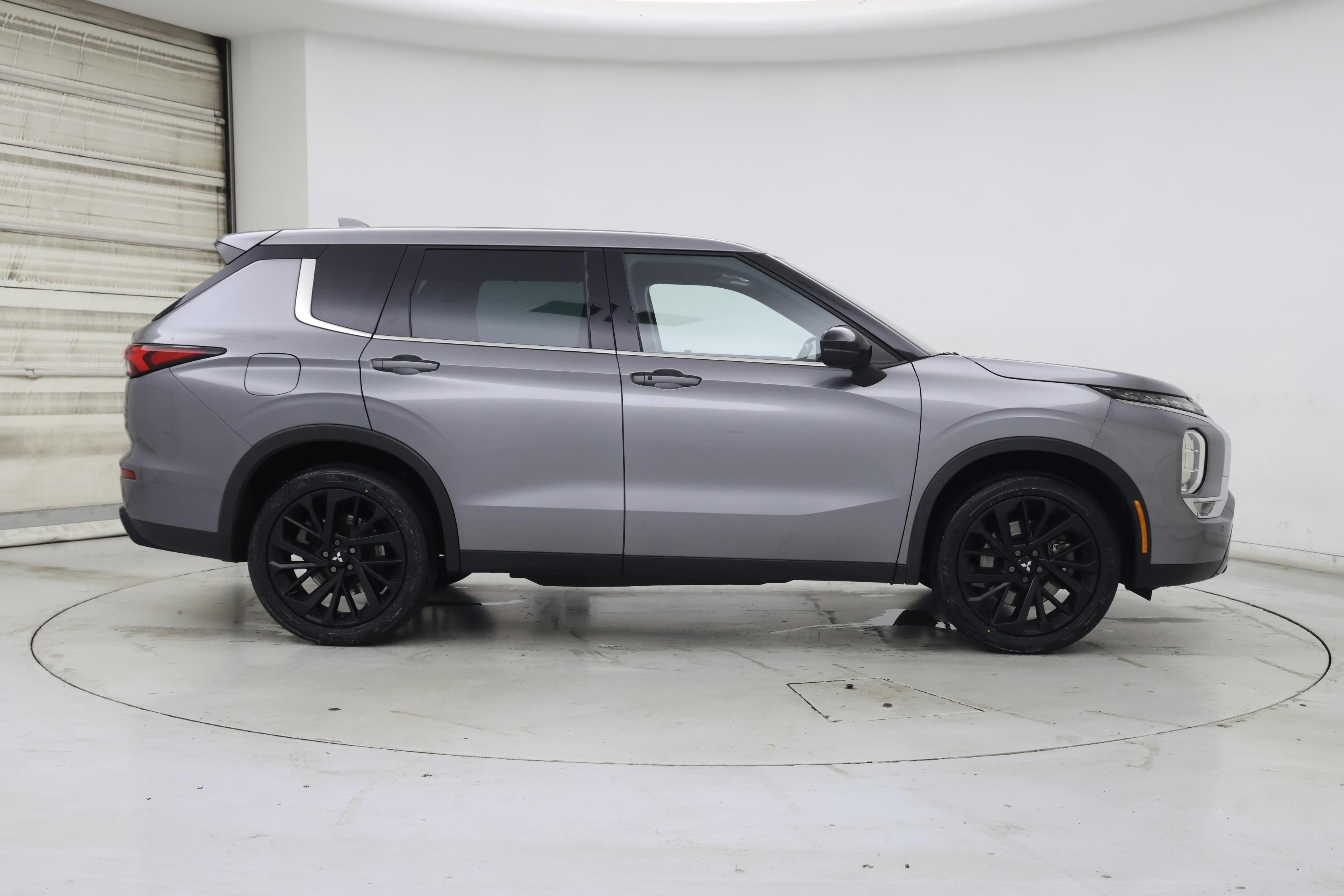 Thumbnail: 2023 Mitsubishi Outlander - 7