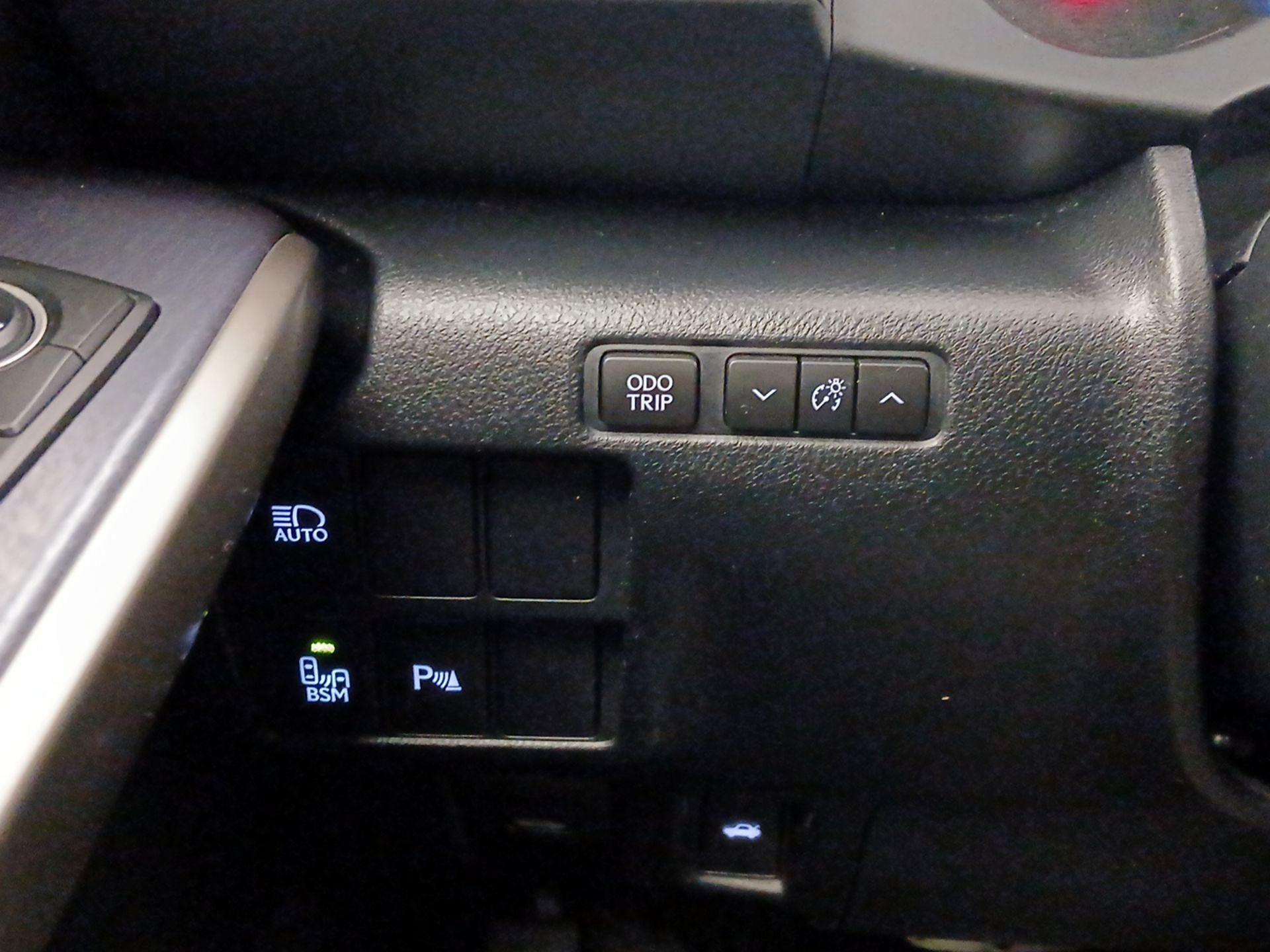 Thumbnail: 2020 Lexus IS - 13