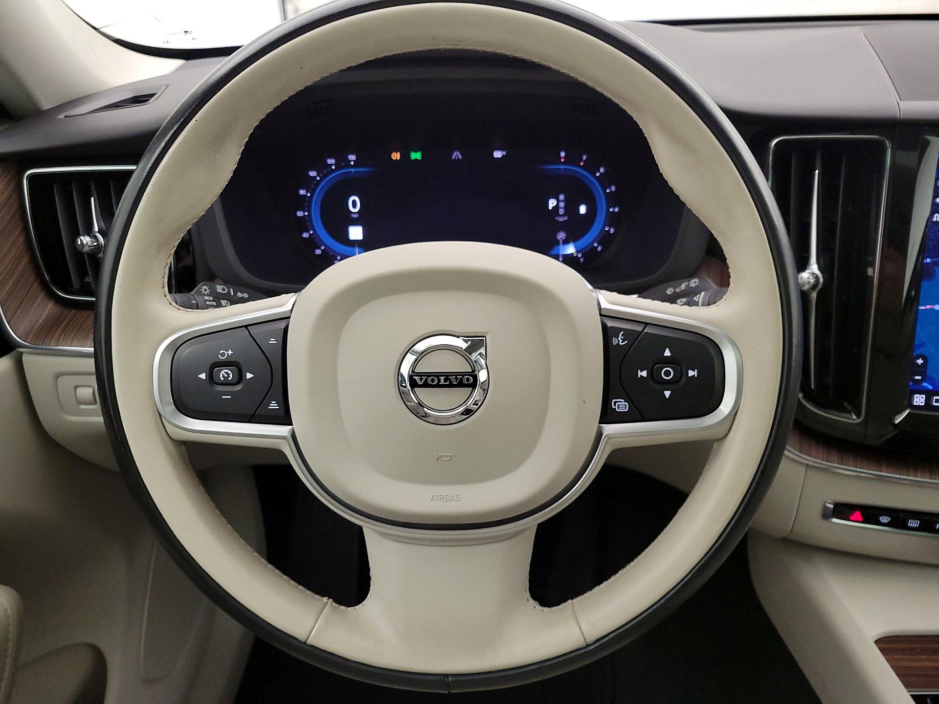 Thumbnail: 2022 Volvo XC60 - 10