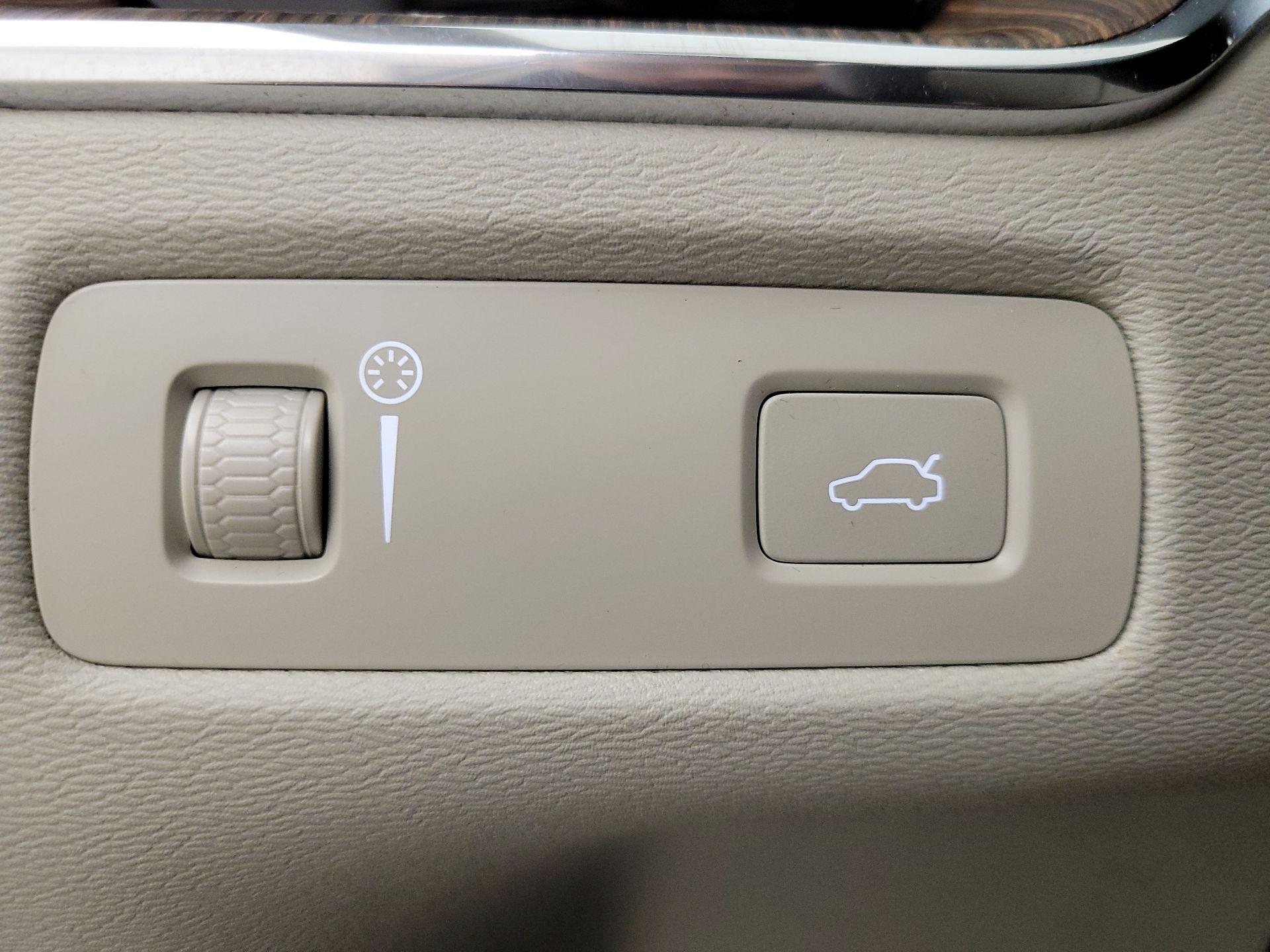 Thumbnail: 2022 Volvo XC60 - 13