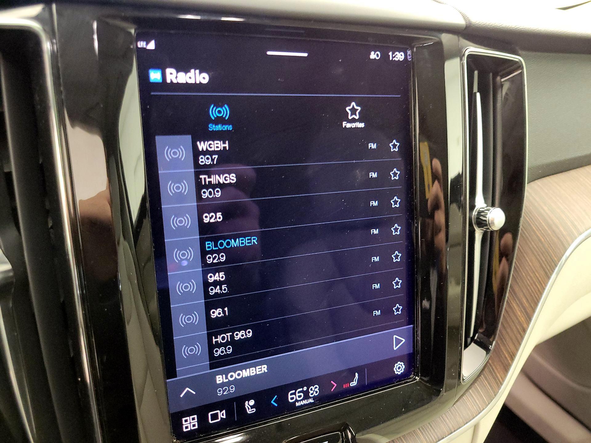 Thumbnail: 2022 Volvo XC60 - 16