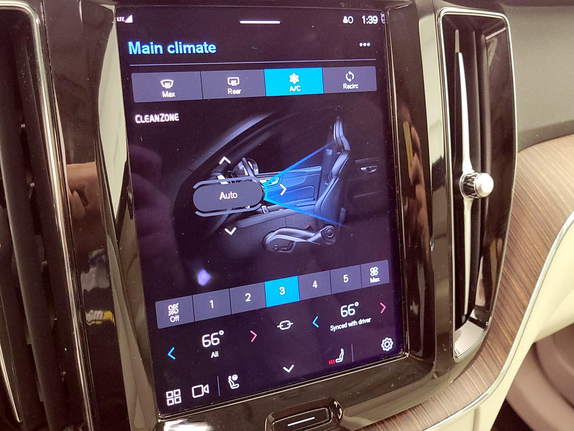 Thumbnail: 2022 Volvo XC60 - 17