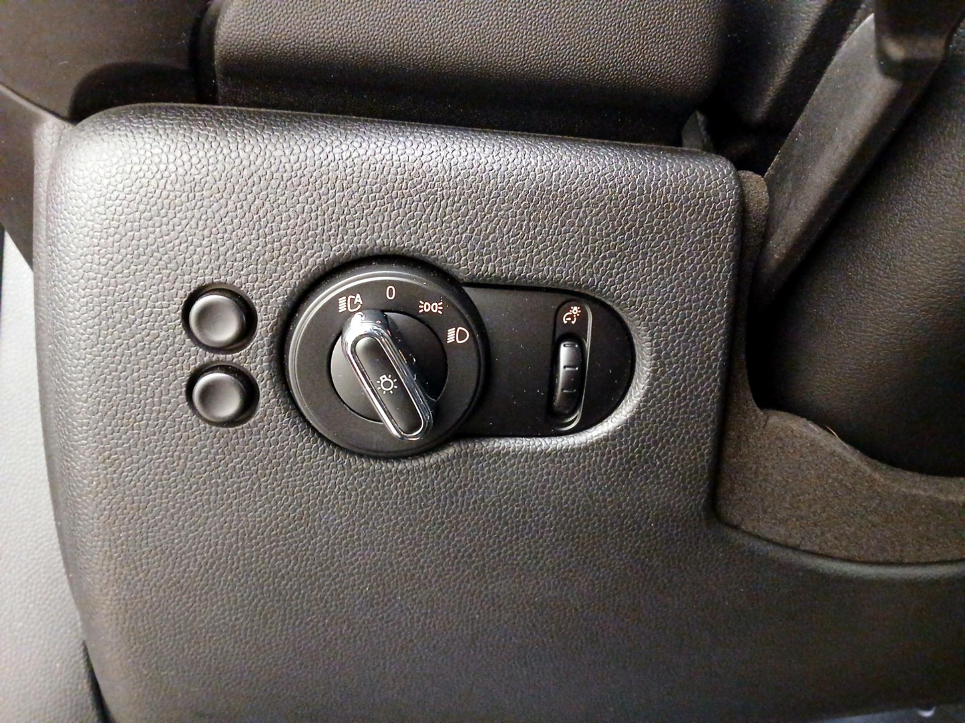 Thumbnail: 2016 MINI Cooper Hardtop - 13