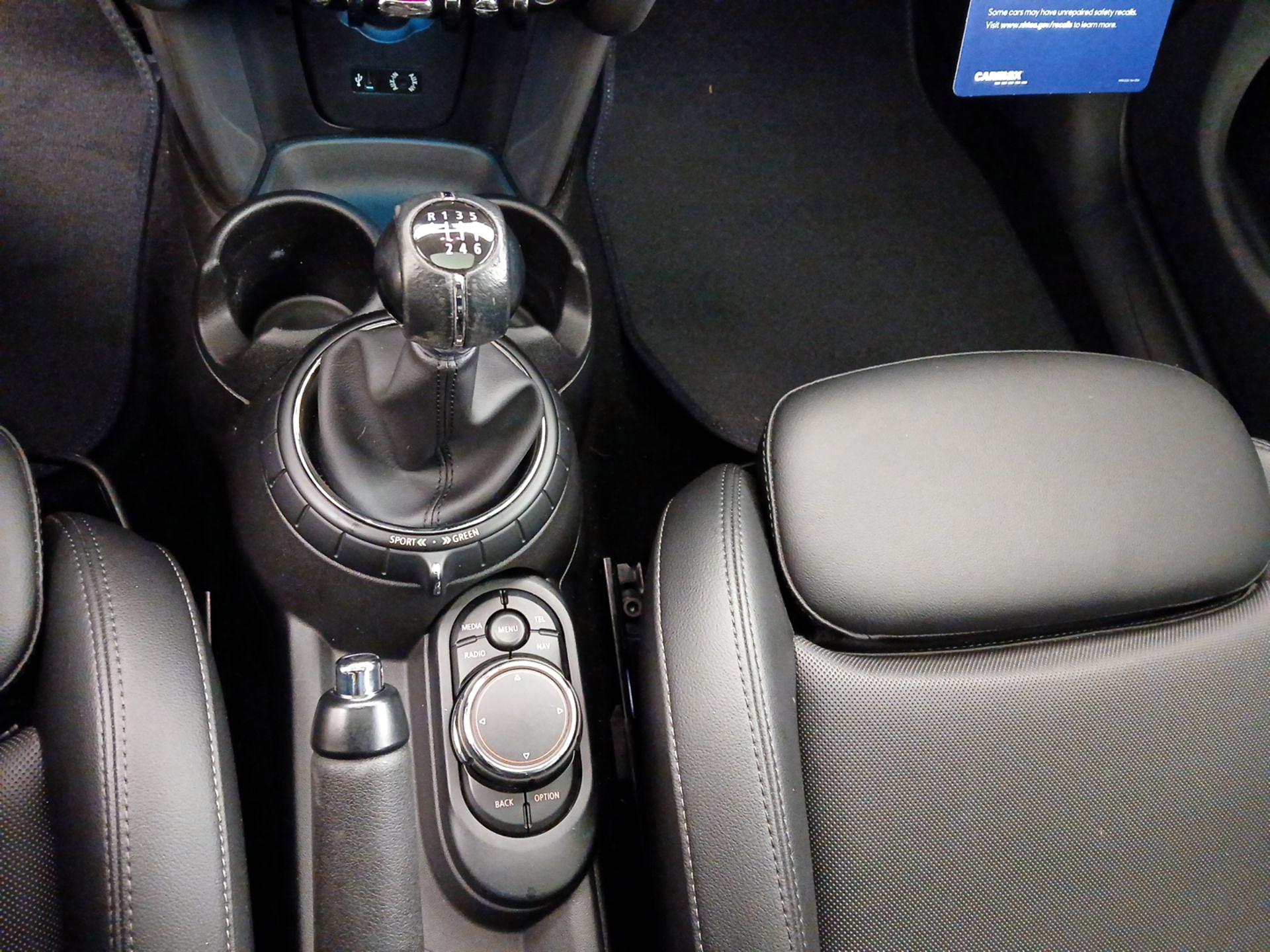 Thumbnail: 2016 MINI Cooper Hardtop - 17