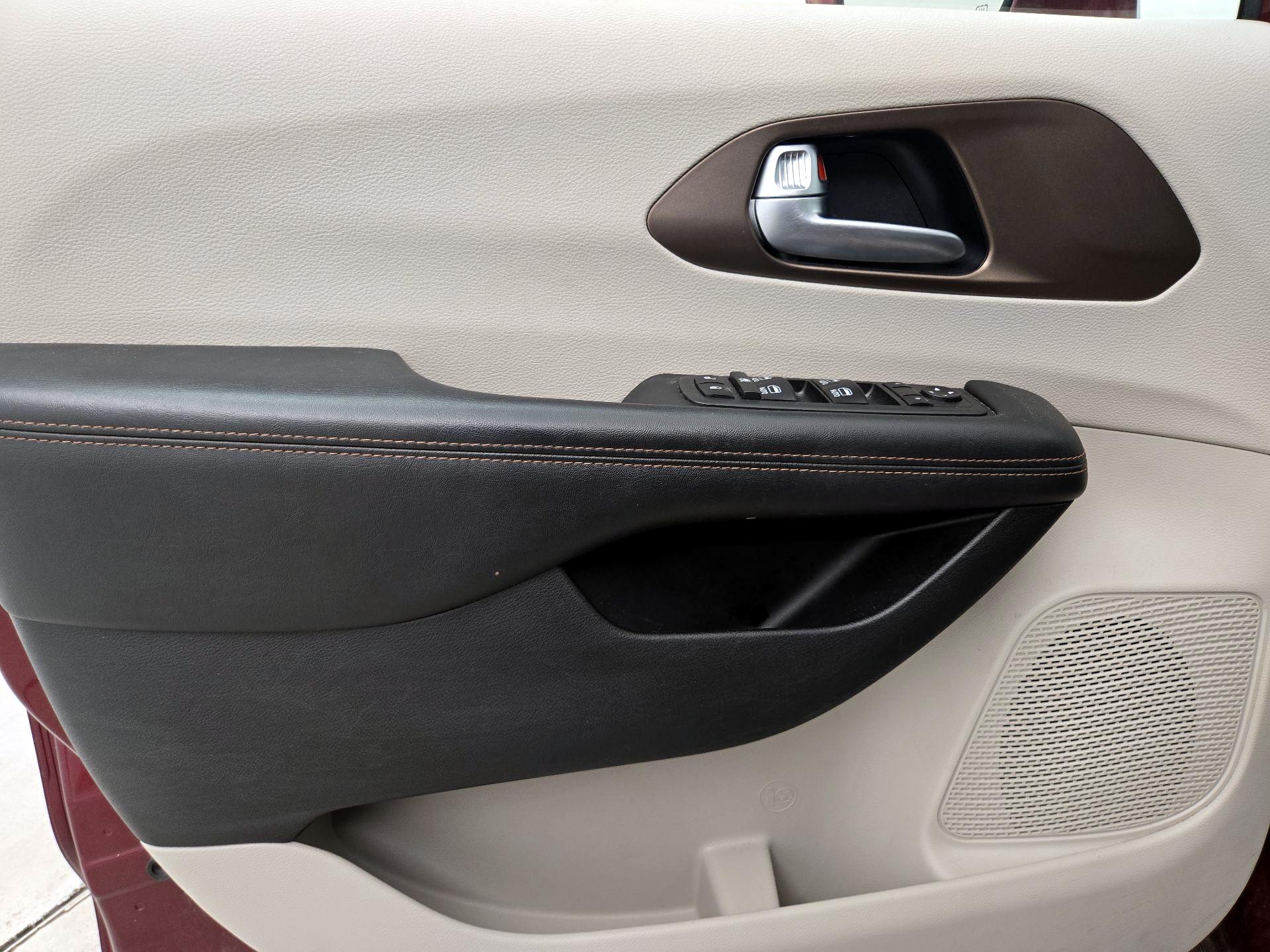 Thumbnail: 2018 Chrysler Pacifica - 12