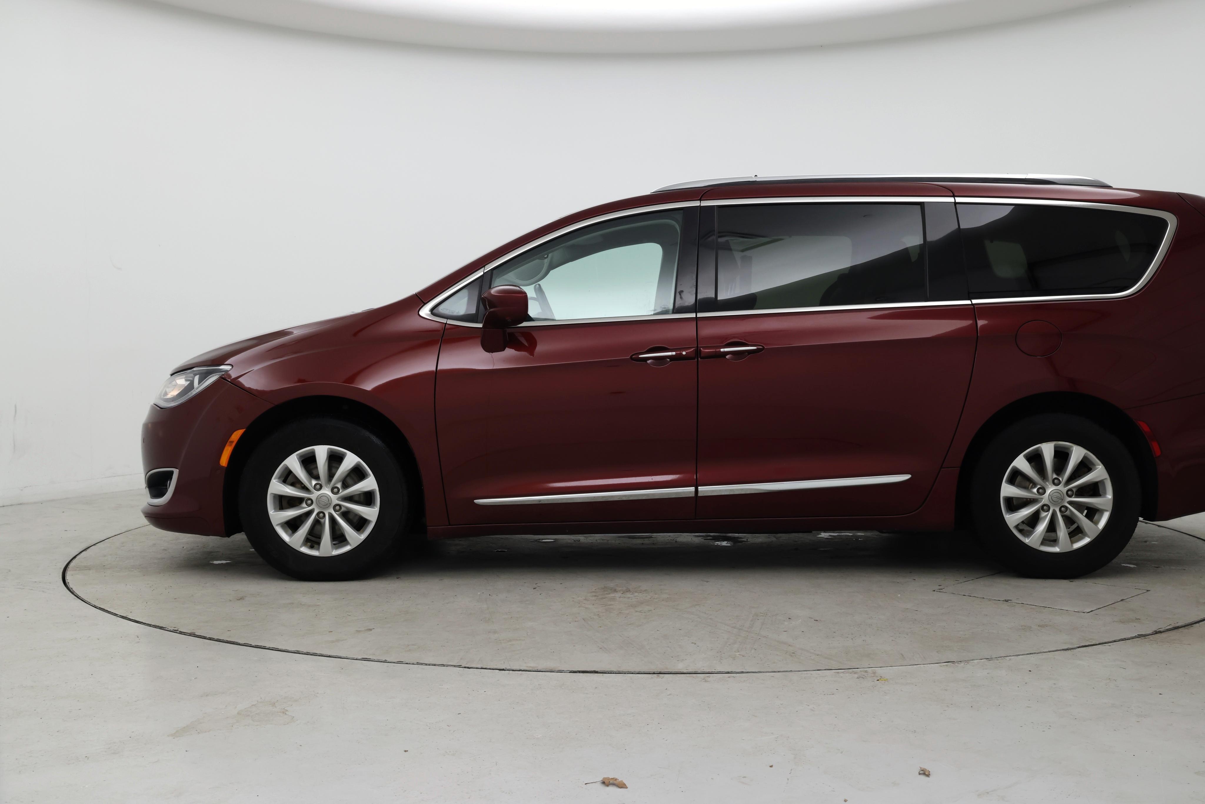 Thumbnail: 2018 Chrysler Pacifica - 3