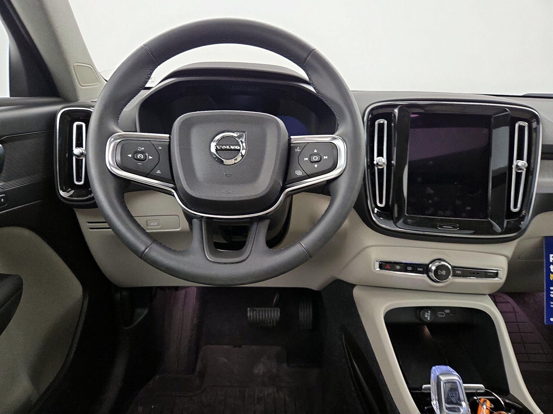 Thumbnail: 2023 Volvo XC40 - 10