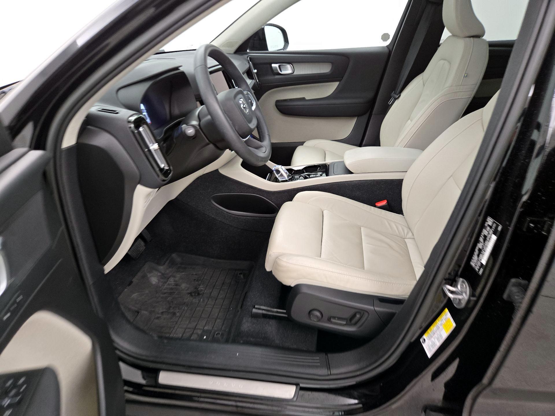 Thumbnail: 2023 Volvo XC40 - 11