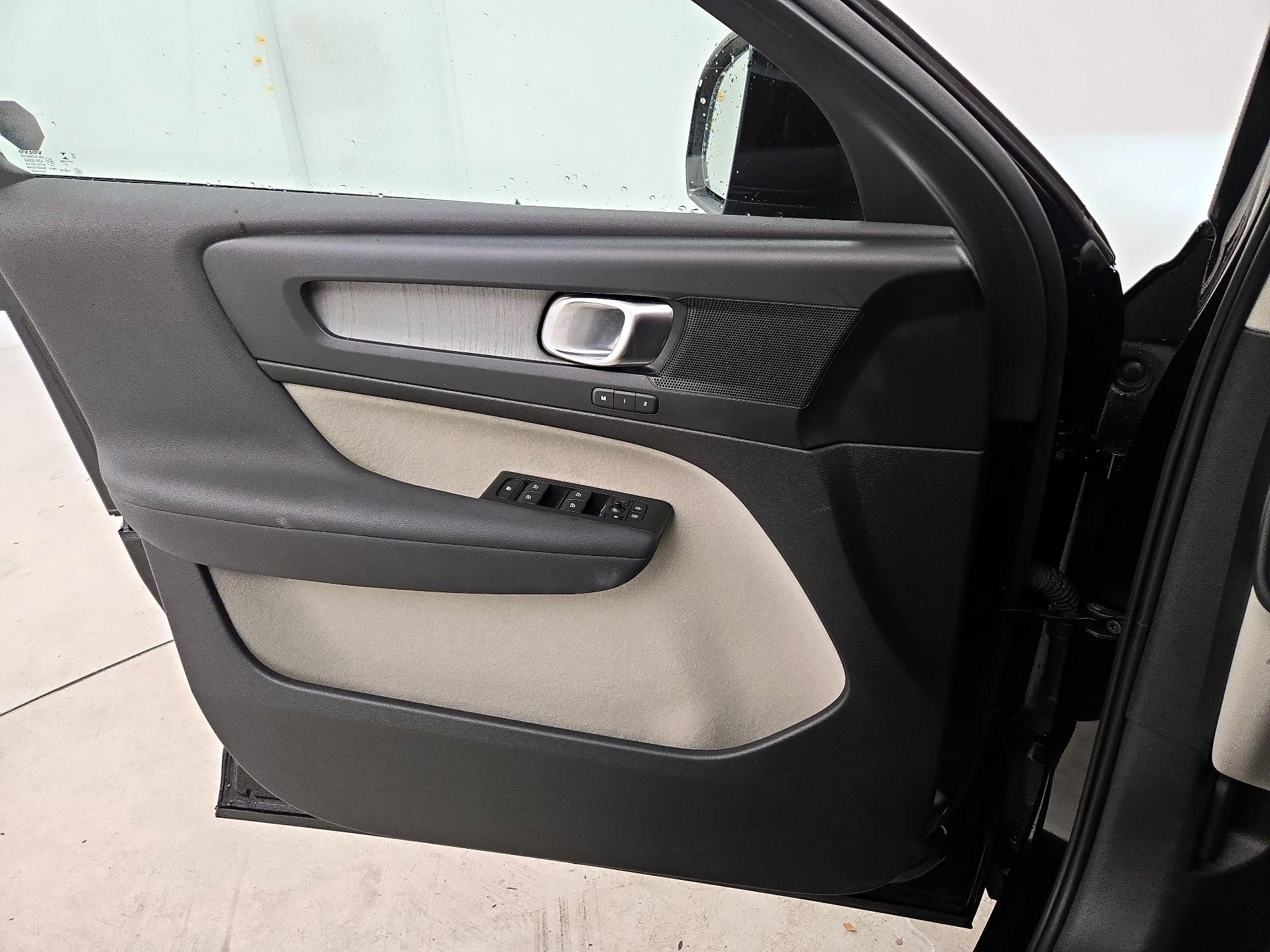 Thumbnail: 2023 Volvo XC40 - 12