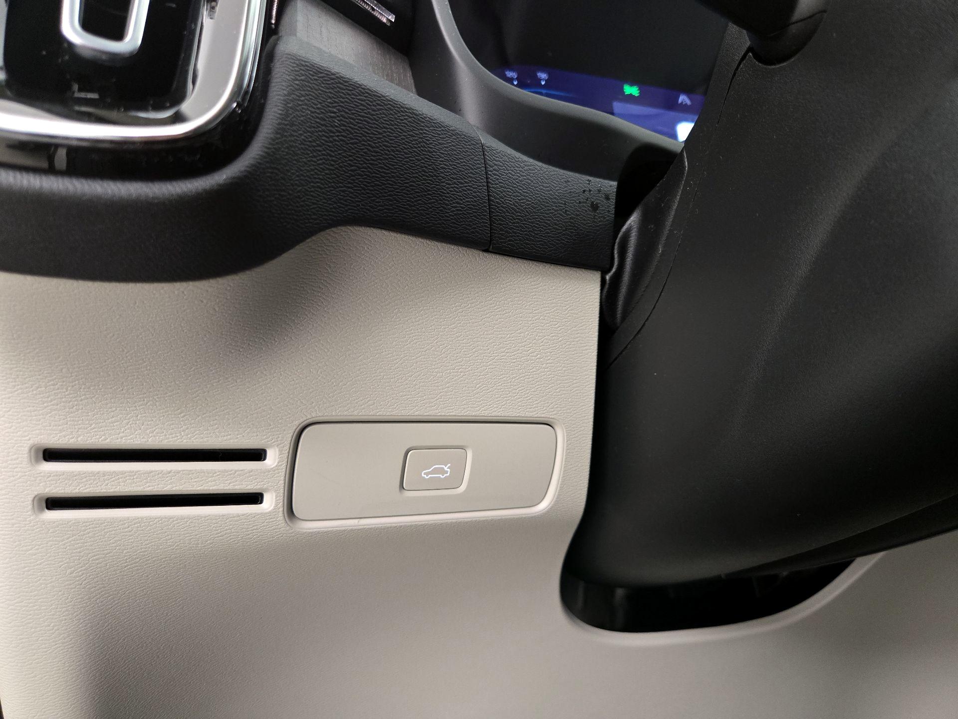 Thumbnail: 2023 Volvo XC40 - 13