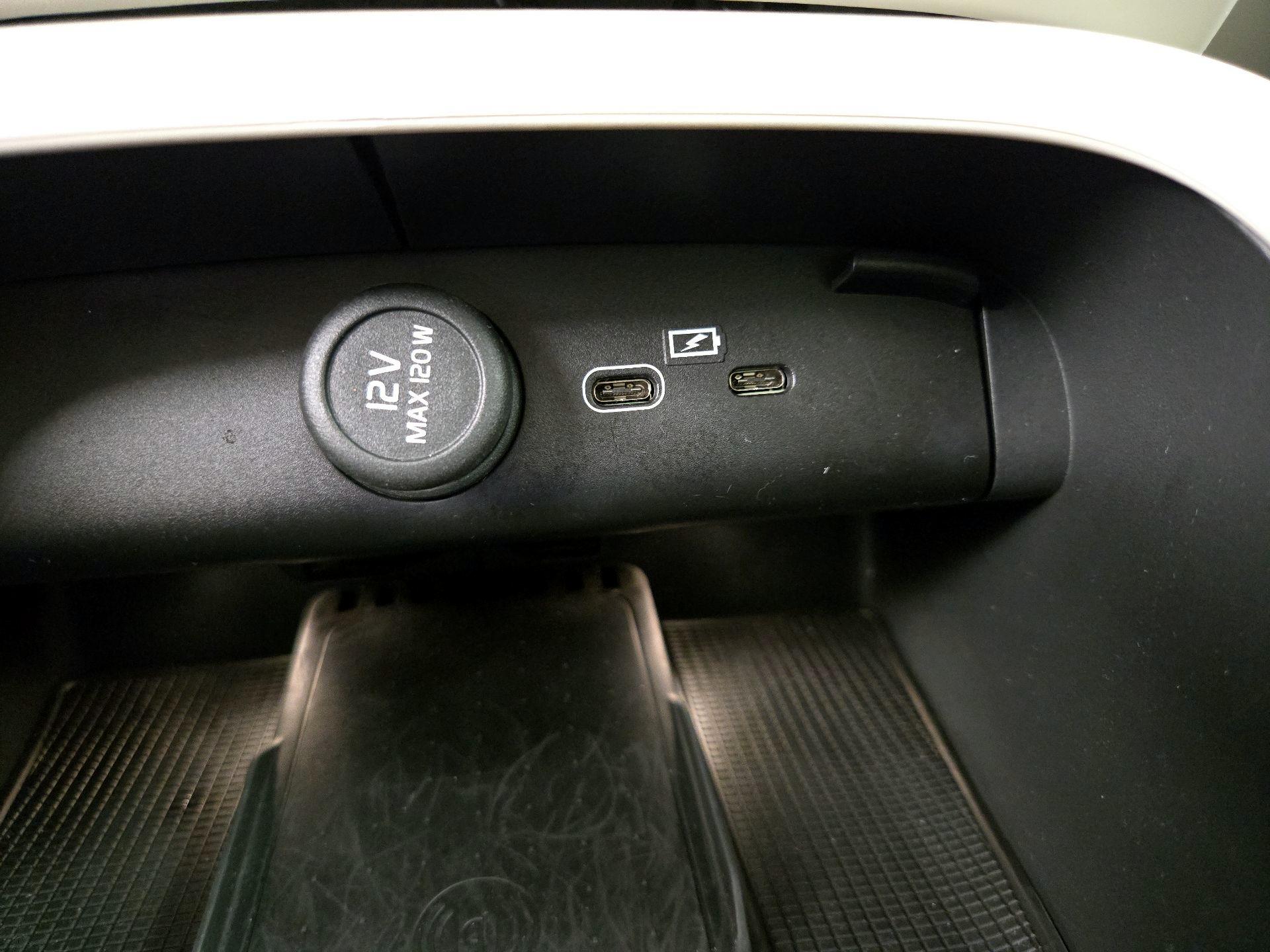 Thumbnail: 2023 Volvo XC40 - 18