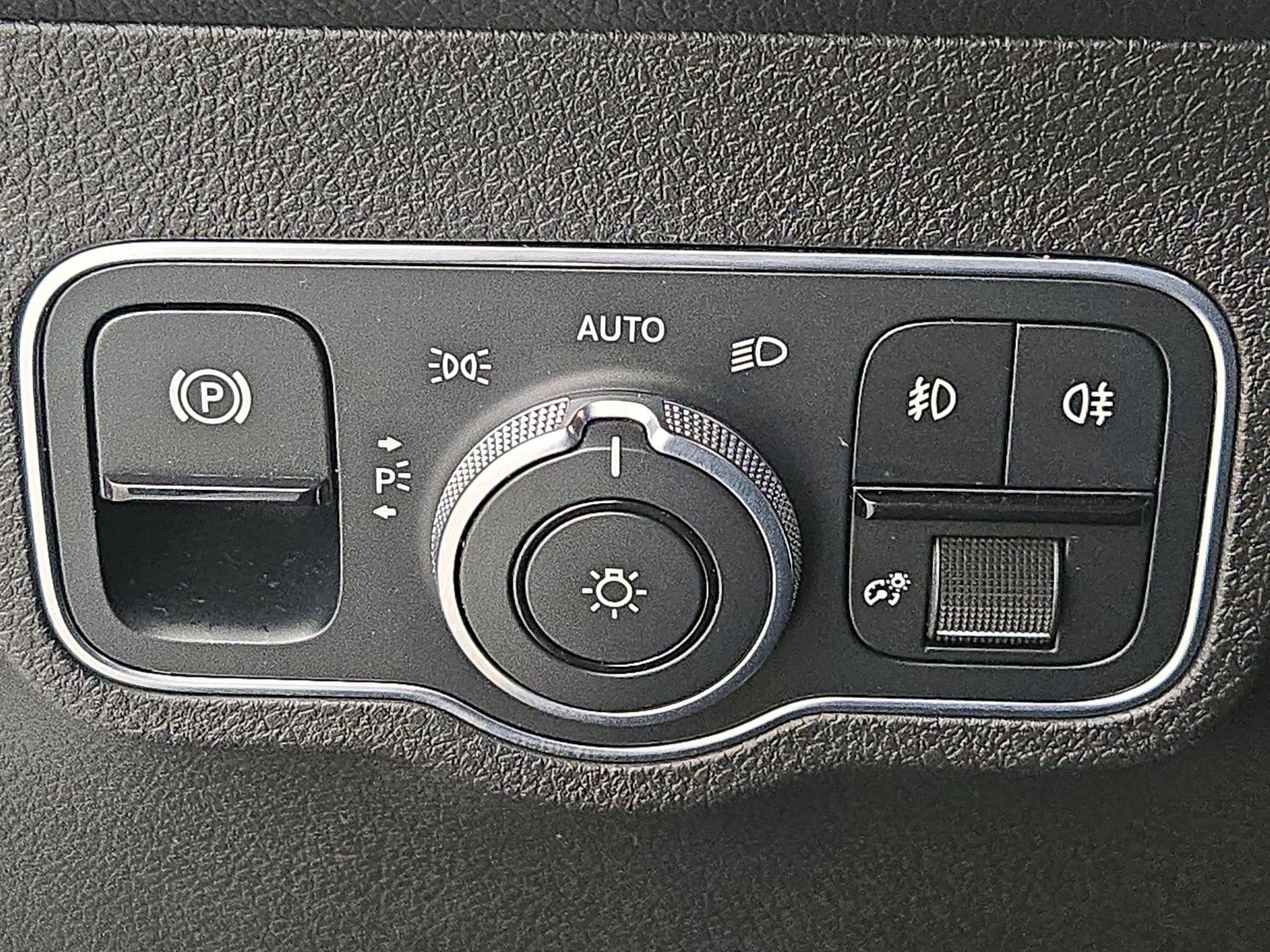 Thumbnail: 2020 Mercedes-Benz GLB - 13