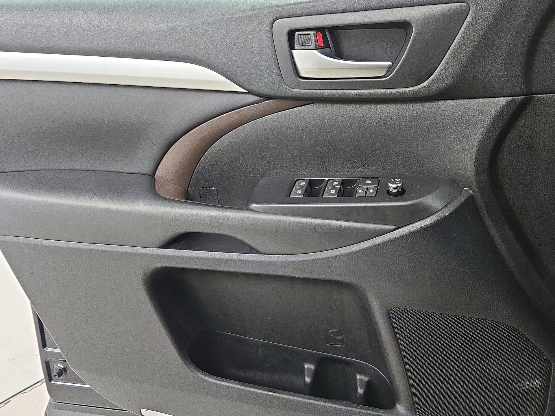 Thumbnail: 2019 Toyota Highlander - 12