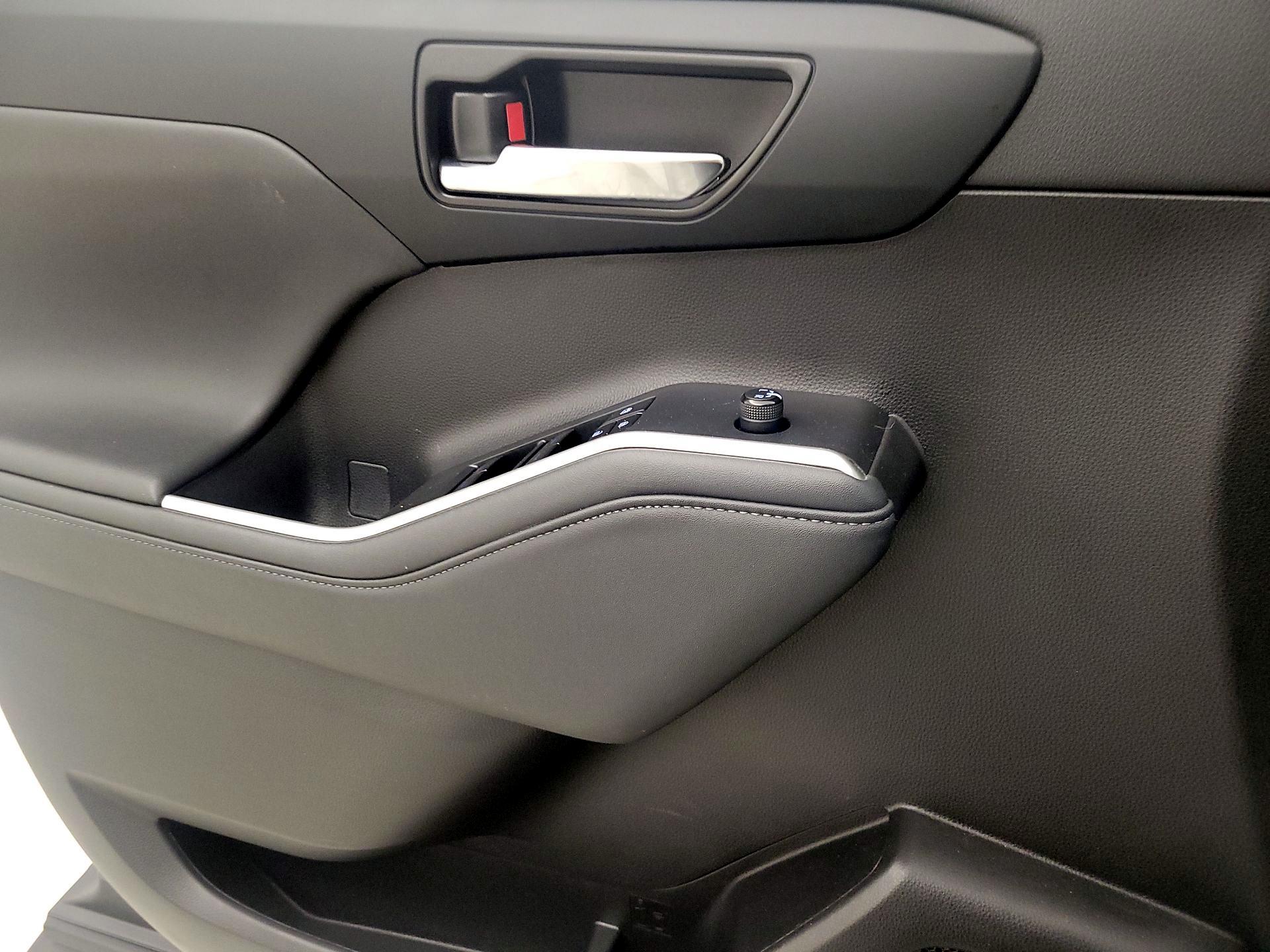 Thumbnail: 2022 Toyota Highlander - 12