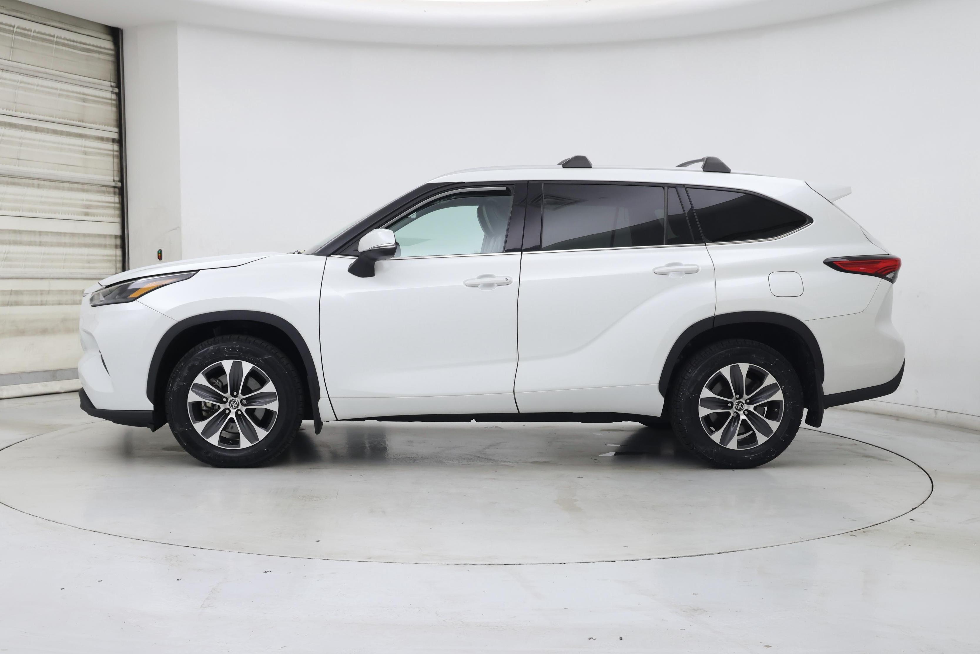 Thumbnail: 2022 Toyota Highlander - 3
