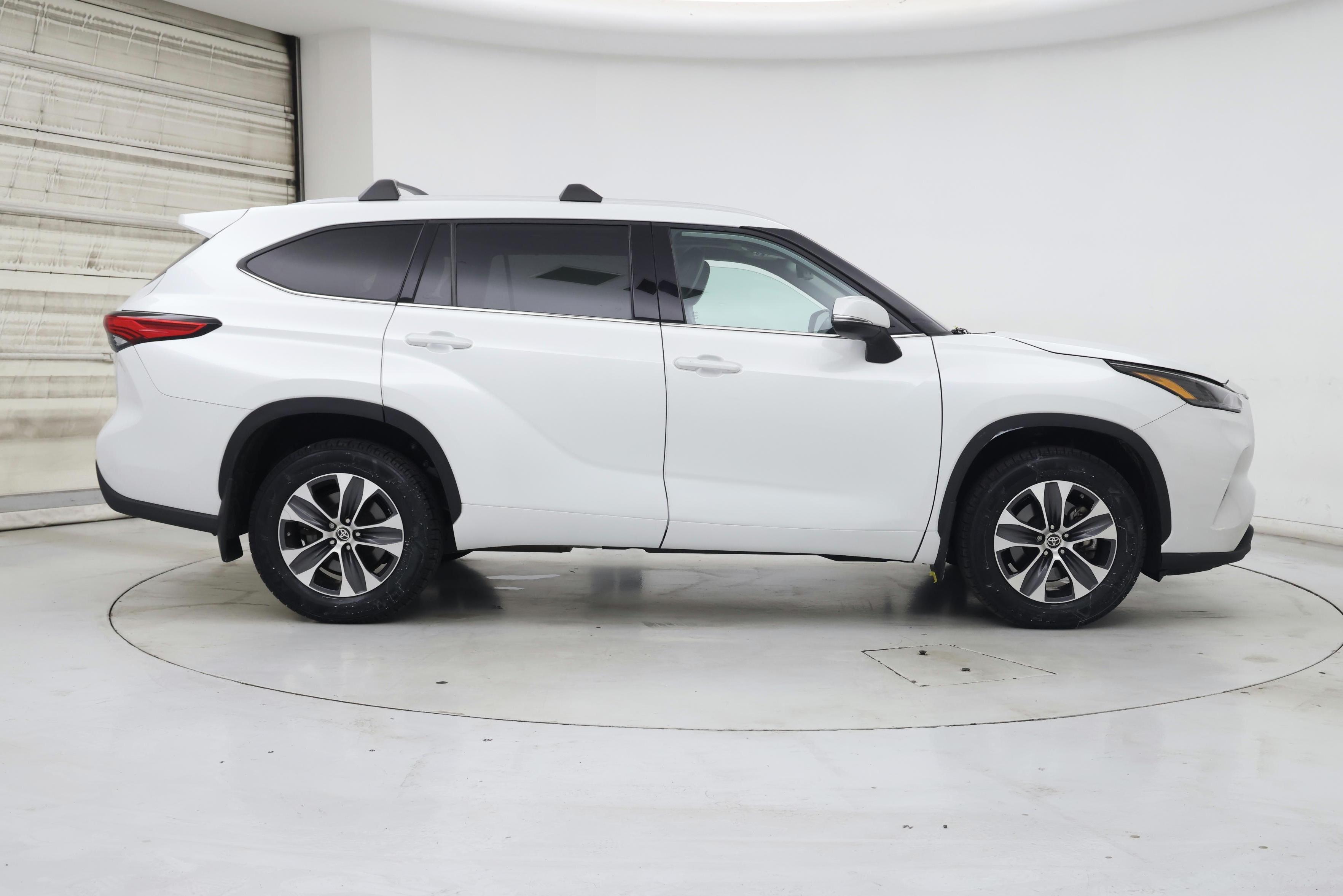 Thumbnail: 2022 Toyota Highlander - 7