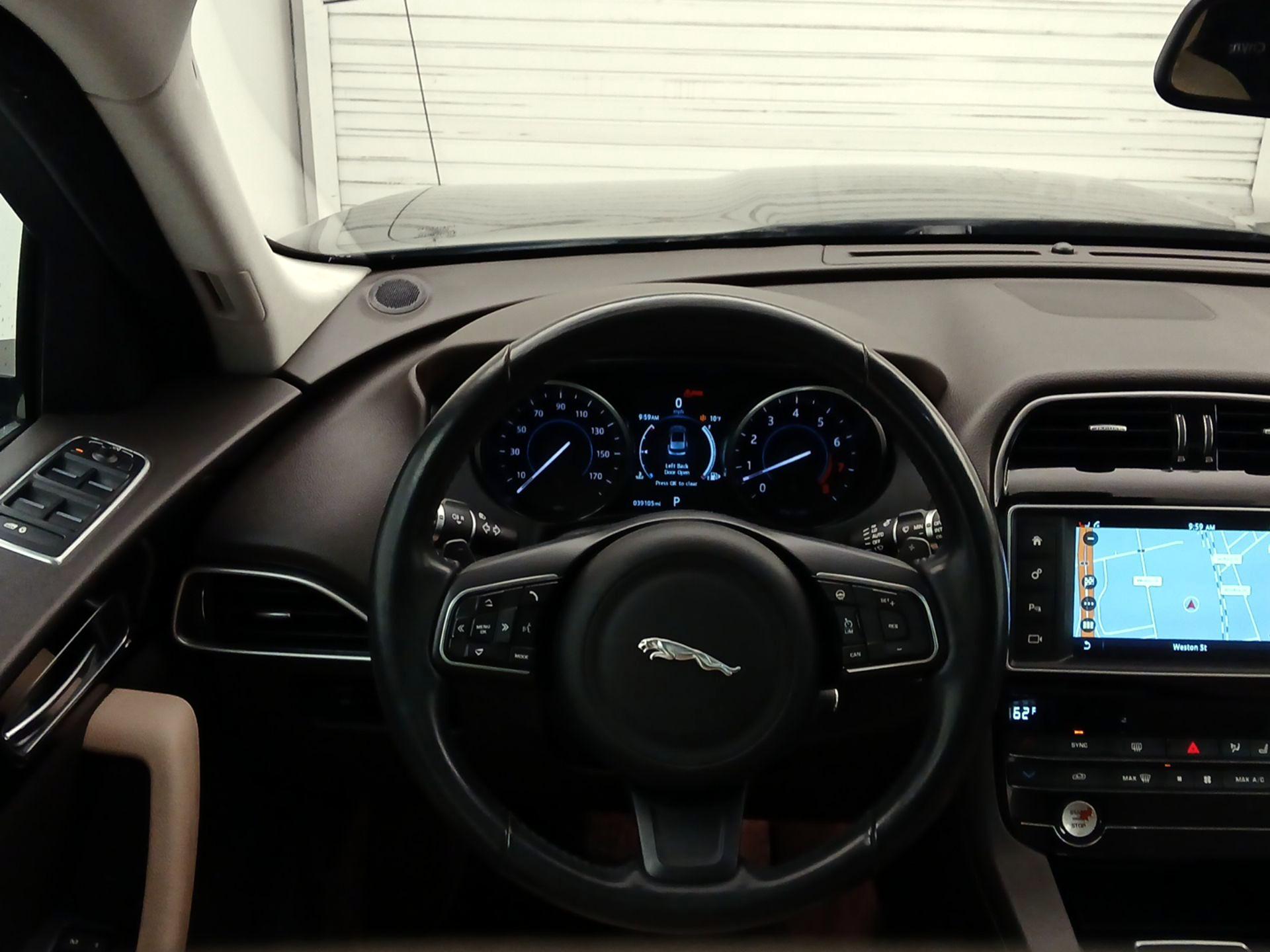 Thumbnail: 2017 Jaguar F-Pace - 10