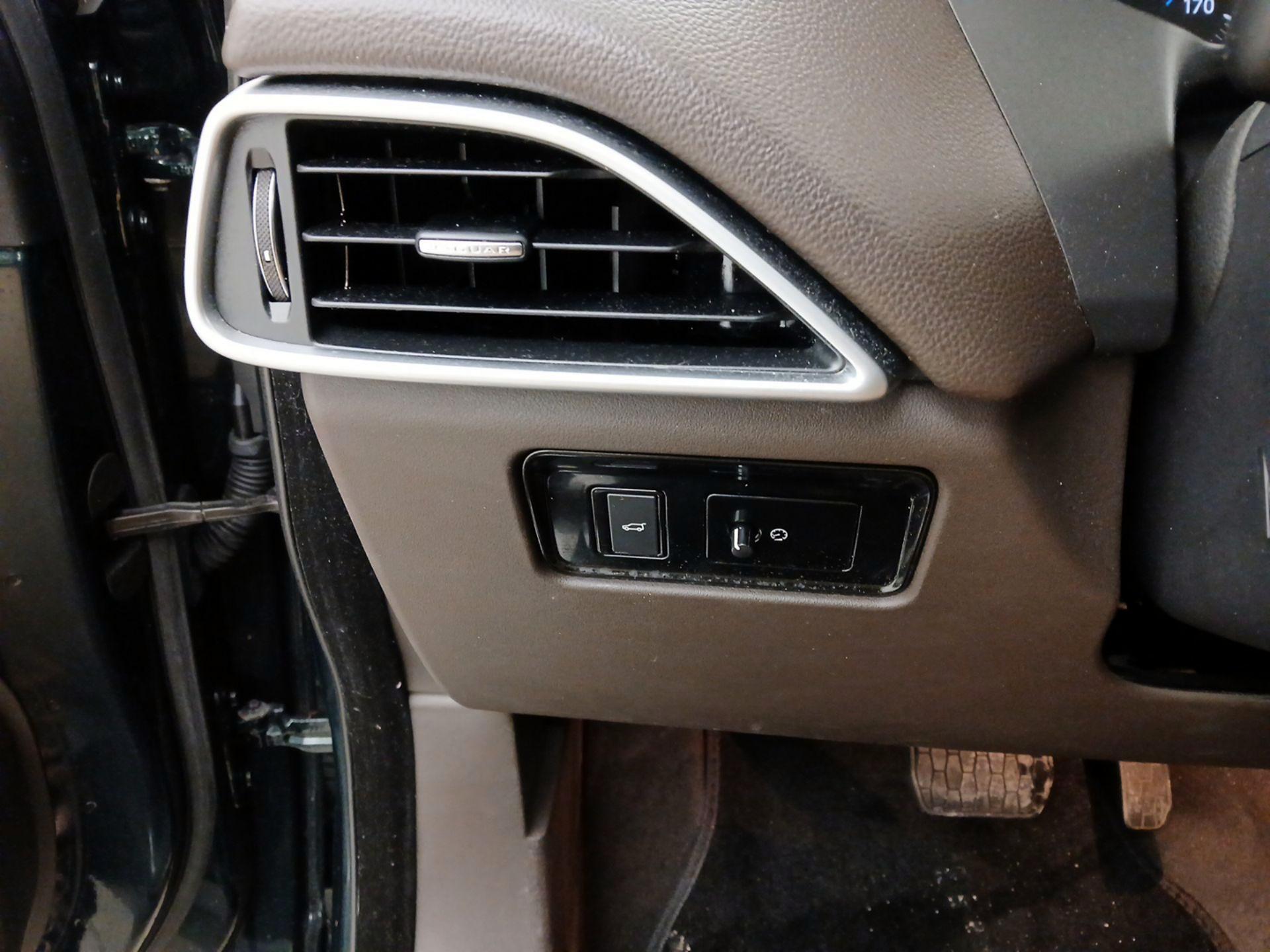 Thumbnail: 2017 Jaguar F-Pace - 13