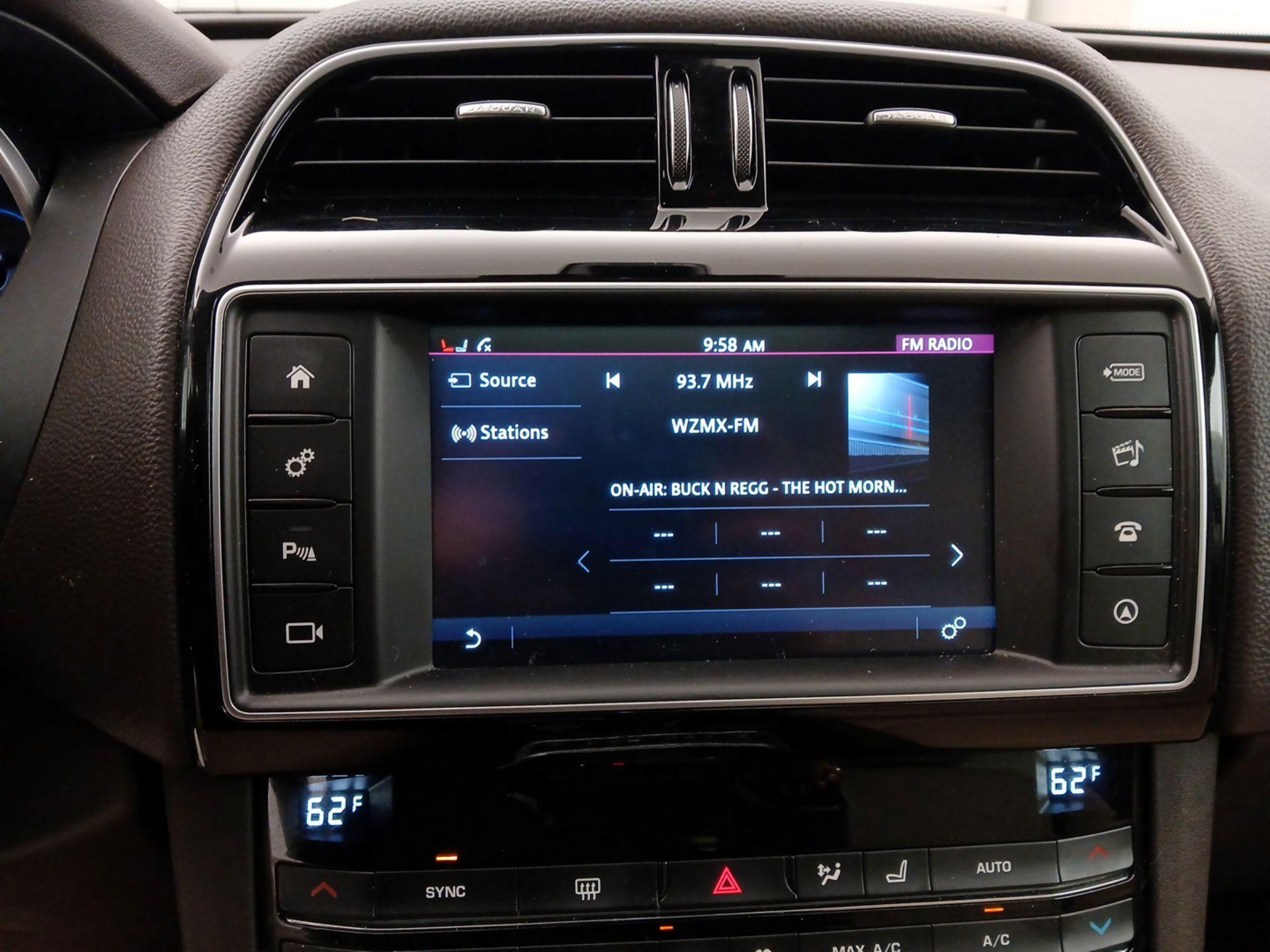 Thumbnail: 2017 Jaguar F-Pace - 16