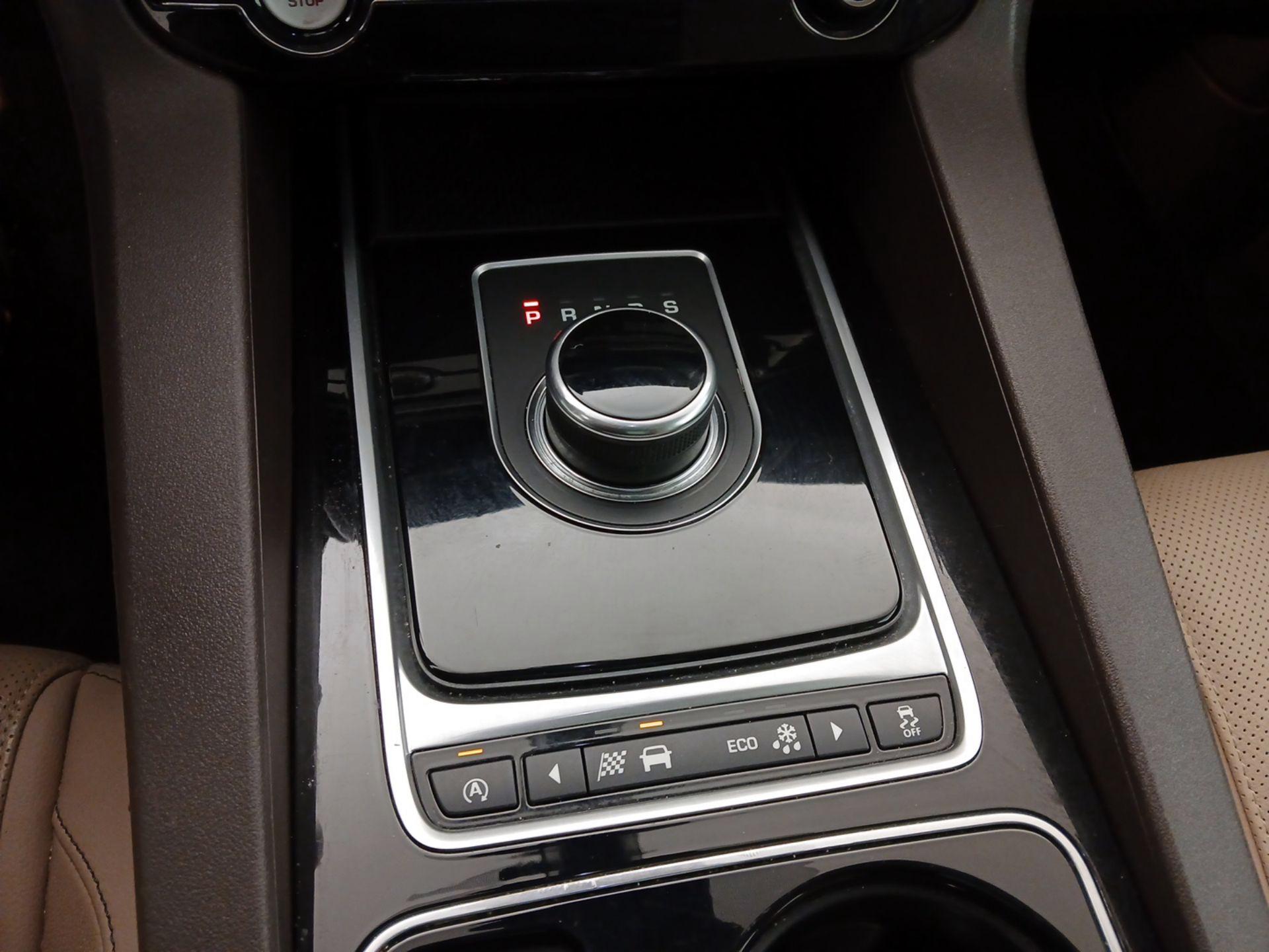 Thumbnail: 2017 Jaguar F-Pace - 18