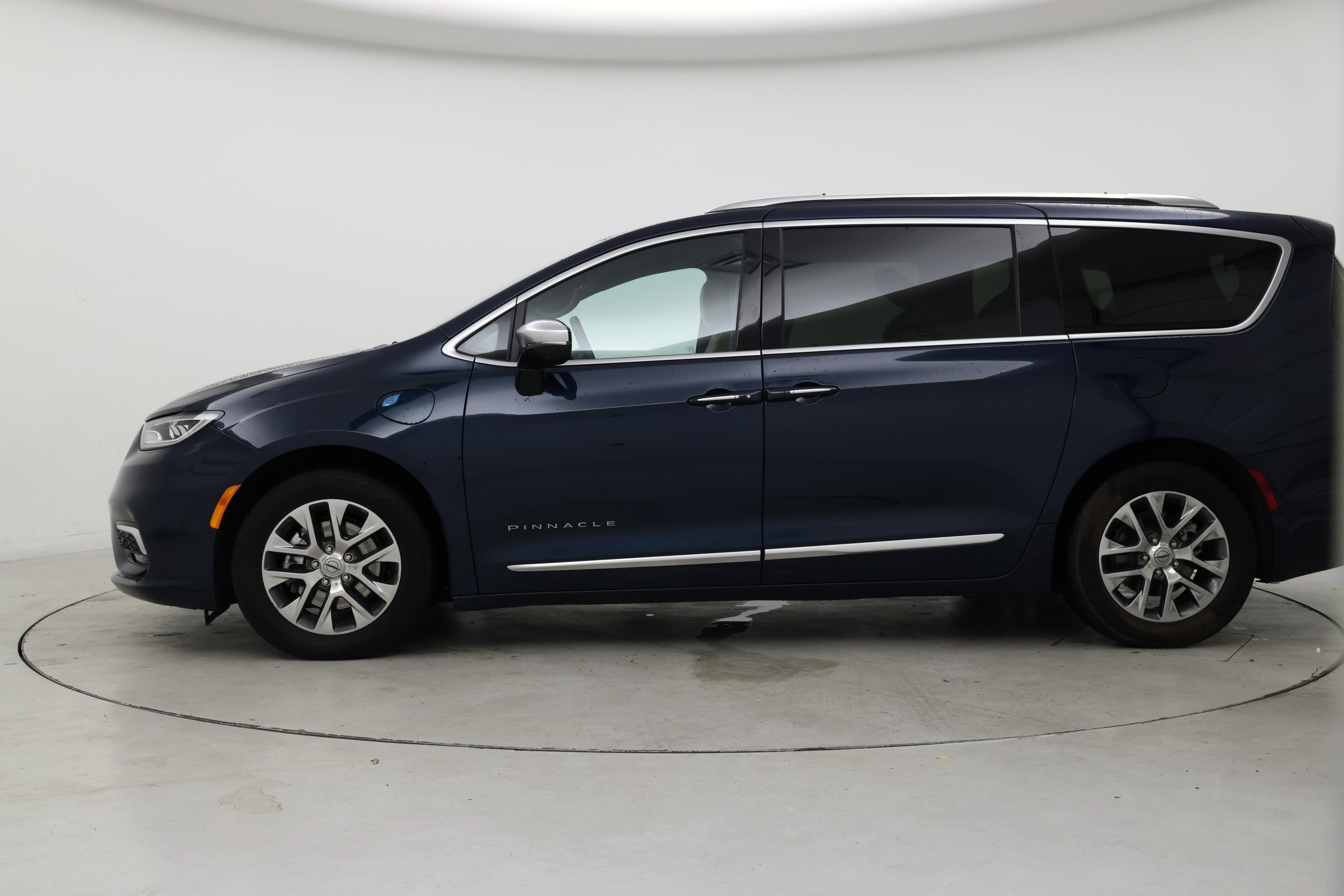 Thumbnail: 2023 Chrysler Pacifica - 3