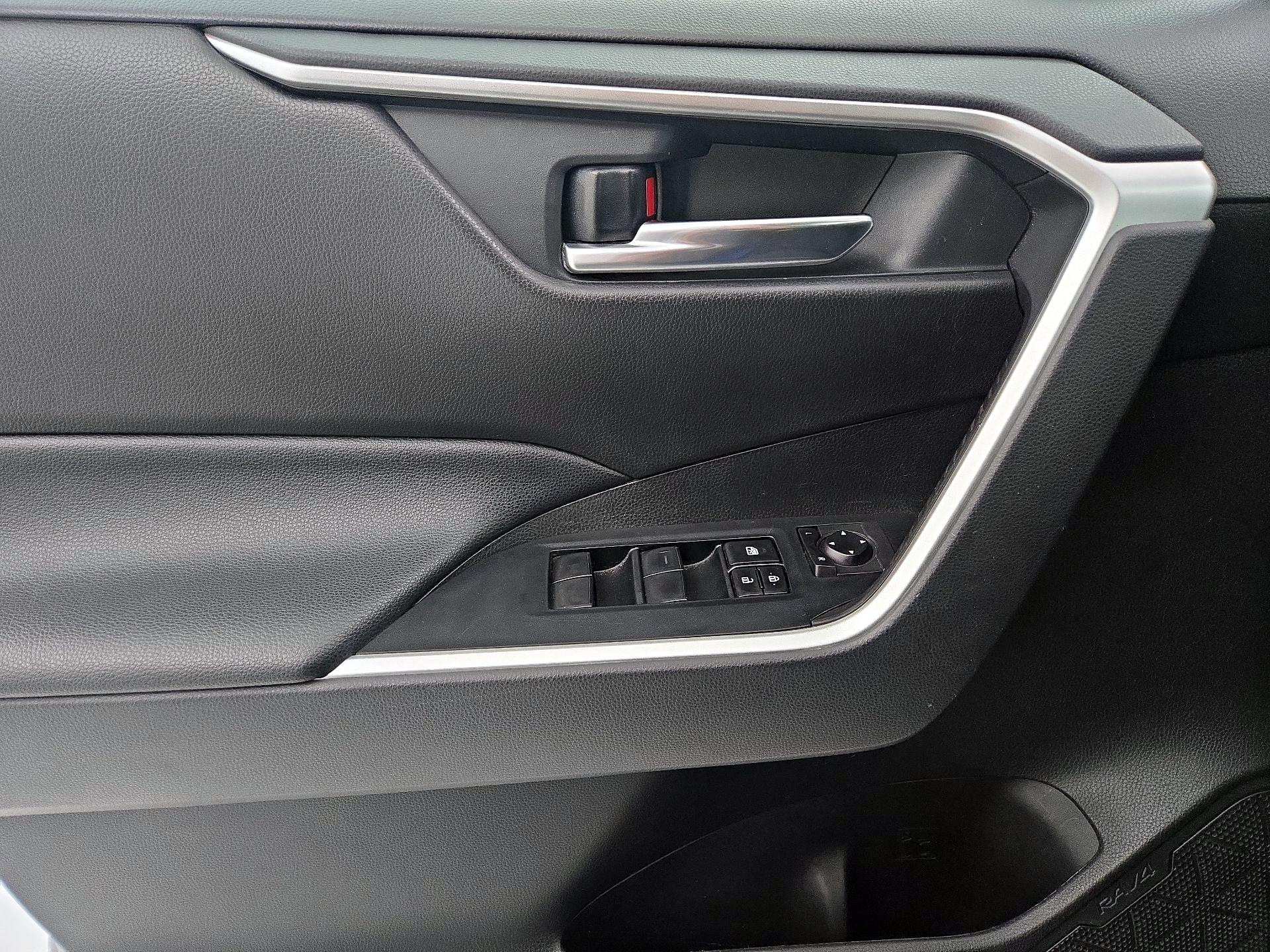 Thumbnail: 2020 Toyota RAV4 - 12