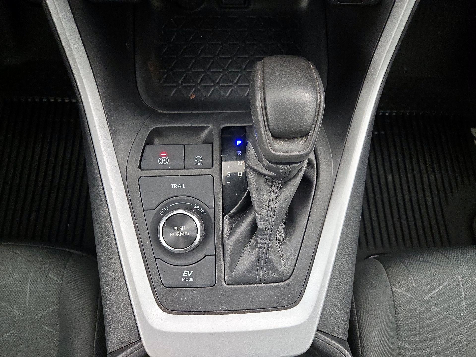 Thumbnail: 2020 Toyota RAV4 - 17