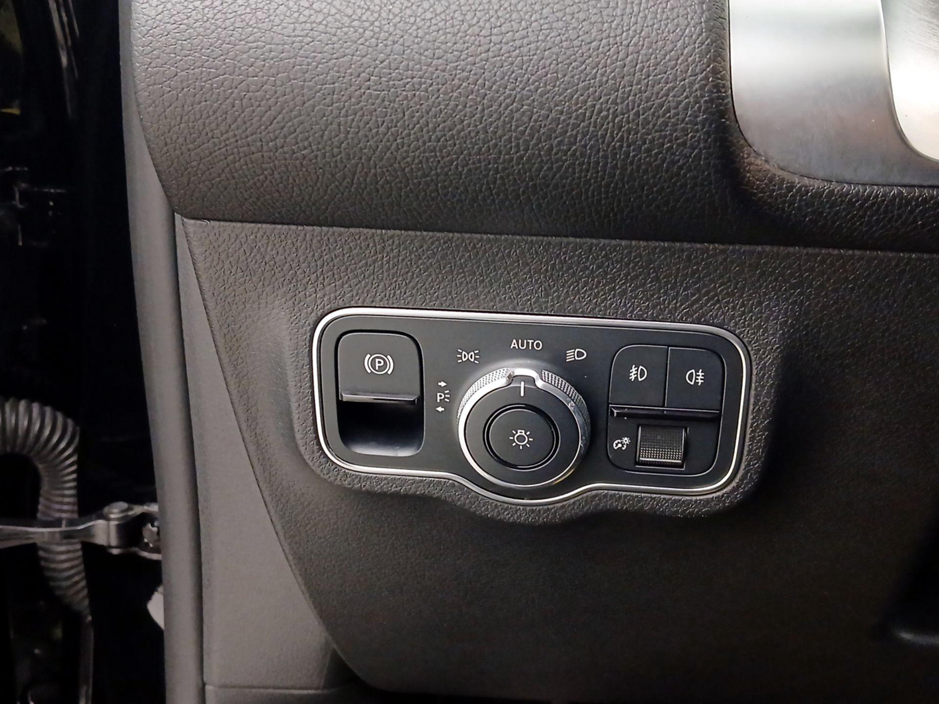 Thumbnail: 2022 Mercedes-Benz GLB - 13