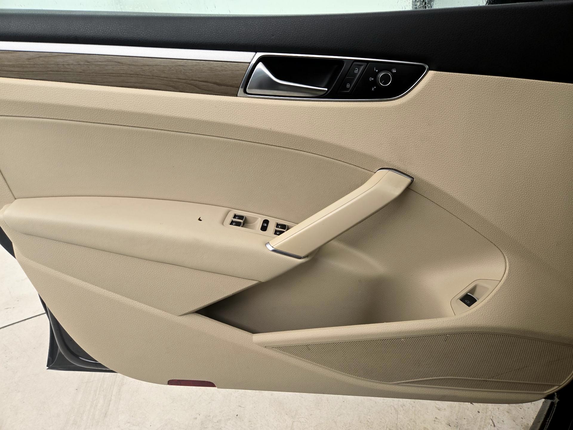 Thumbnail: 2017 Volkswagen Passat - 12